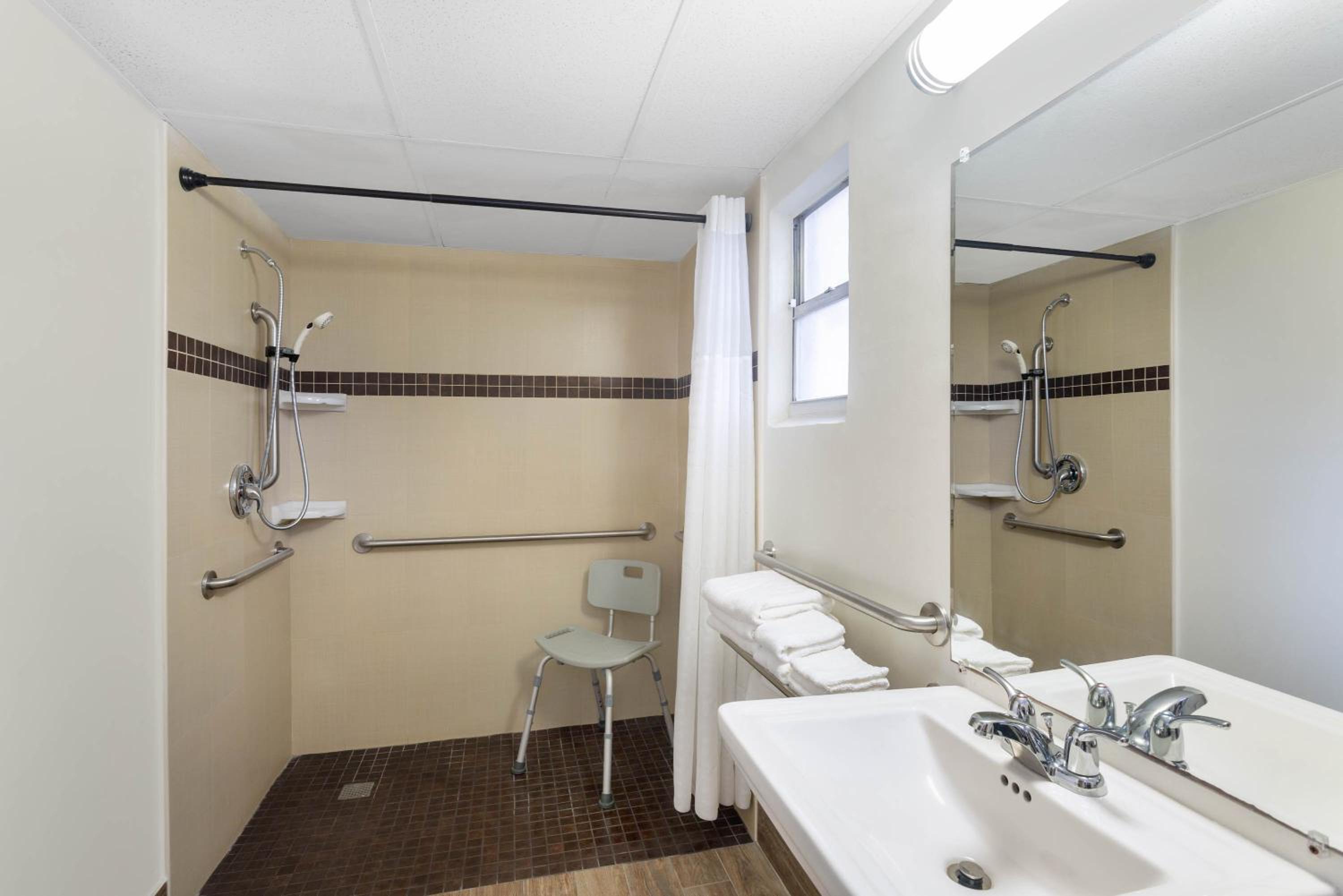 Double Room with Two Double Beds and Roll-In Shower - Mobility/Hearing Accessible - Non-Smoking - Photo 3