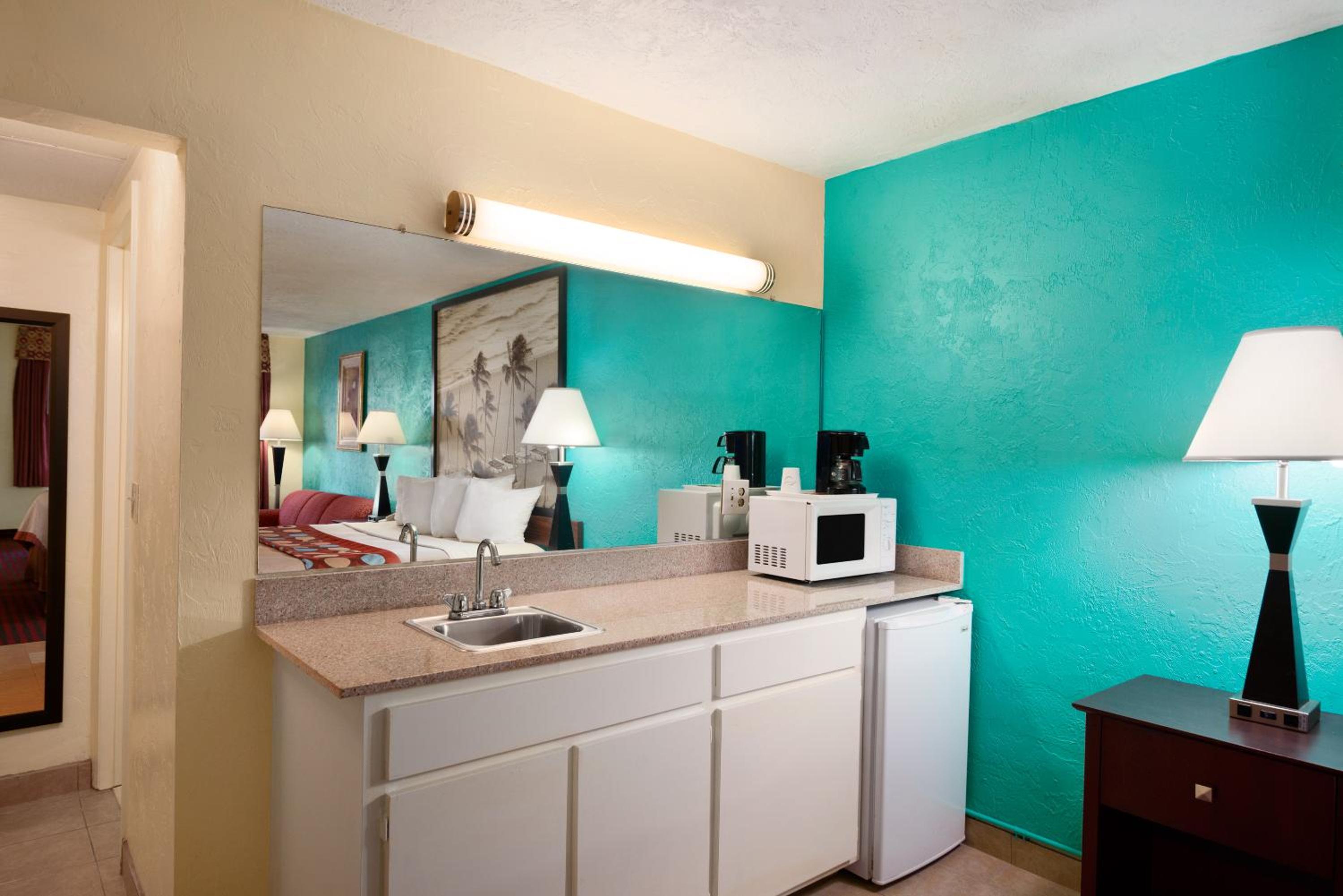 Double Room with Two Double Beds - Smoking - Photo 8