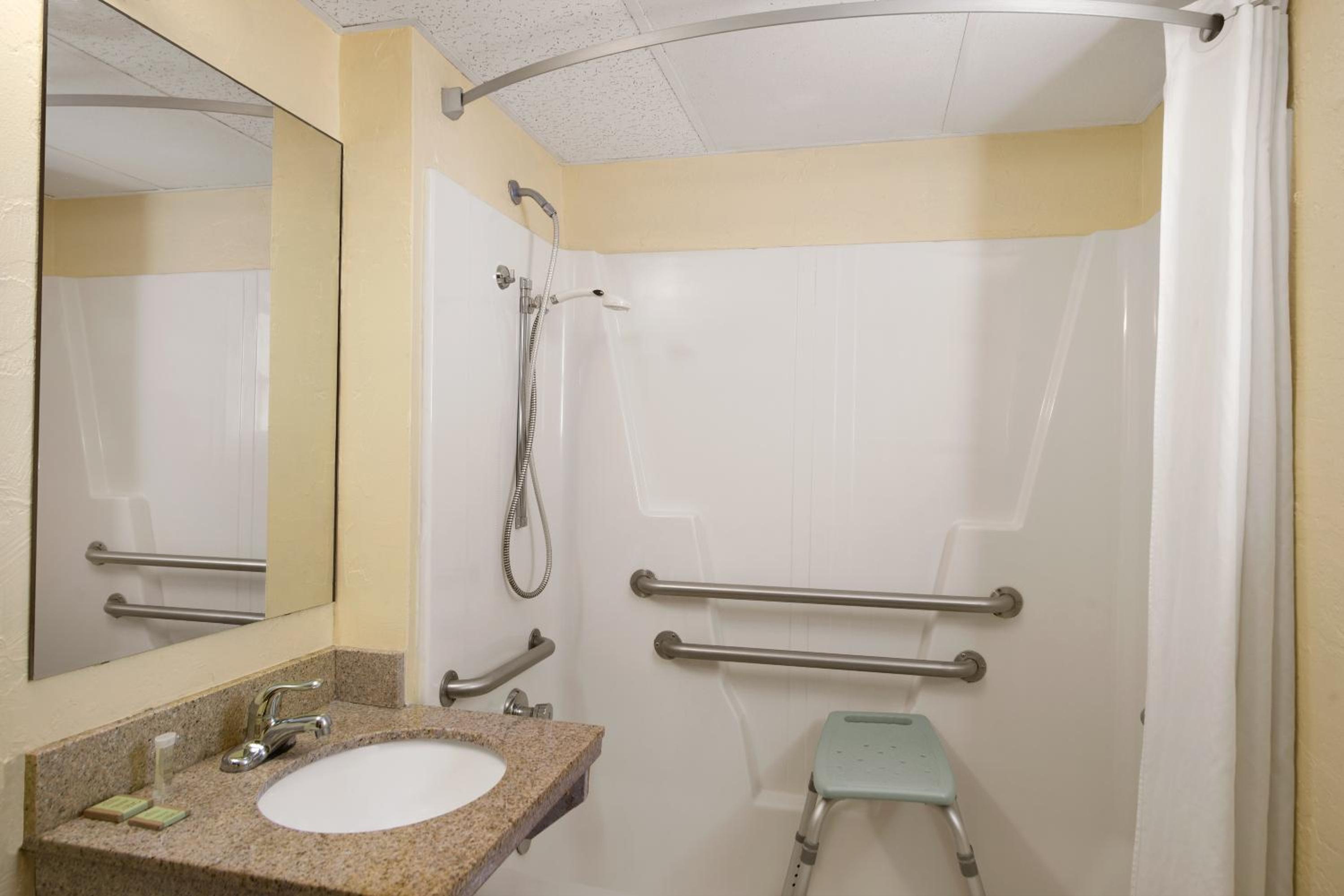 Double Room with Two Double Beds and Roll-In Shower - Mobility/Hearing Accessible - Non-Smoking - Photo 4