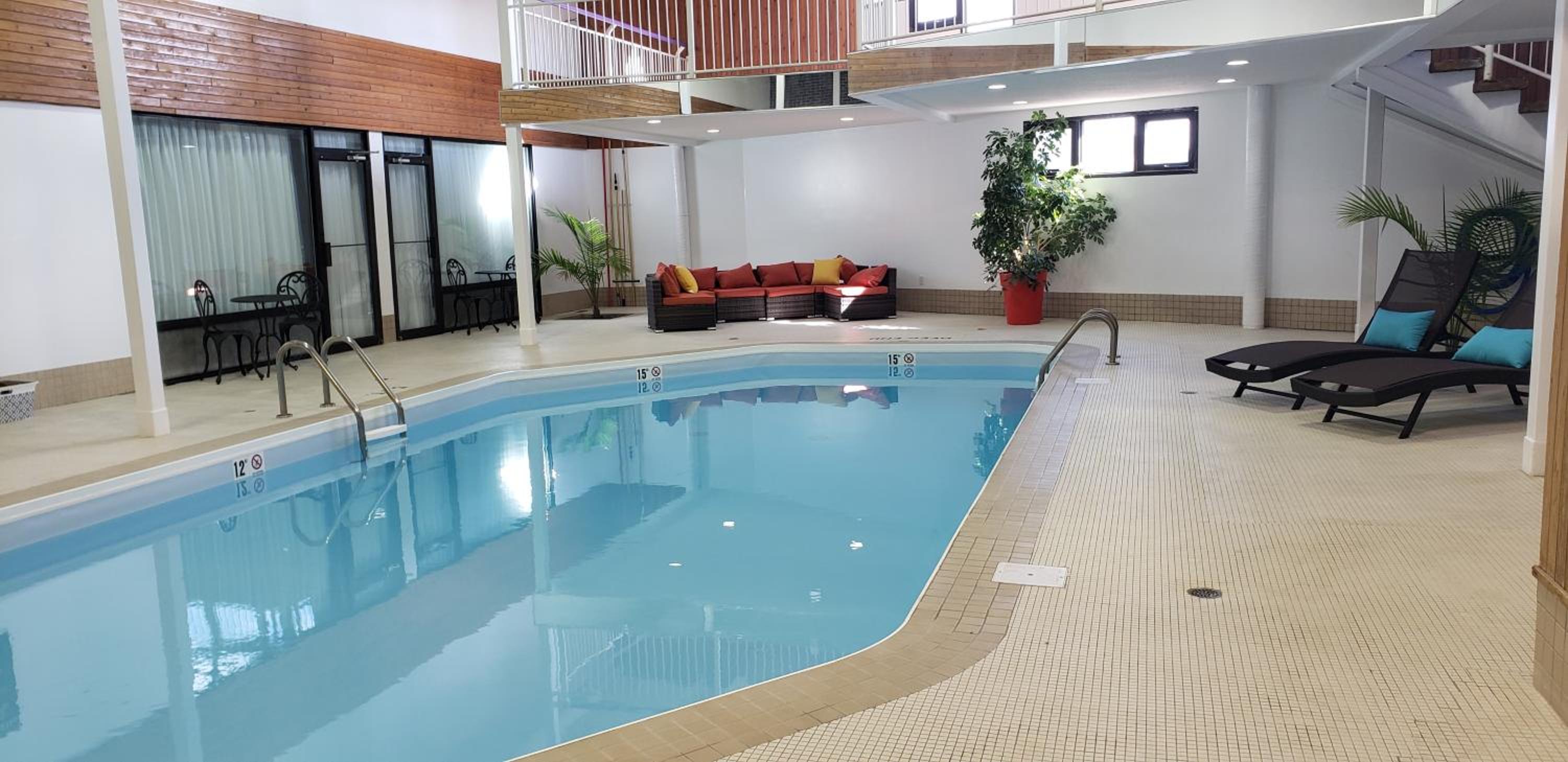 Queen Suite with Two Queen Beds and Pool View - Non-Smoking - Photo 3