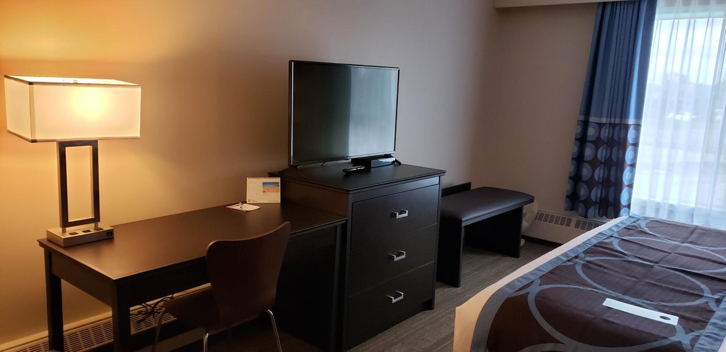 King Room - Non-Smoking - Photo 4