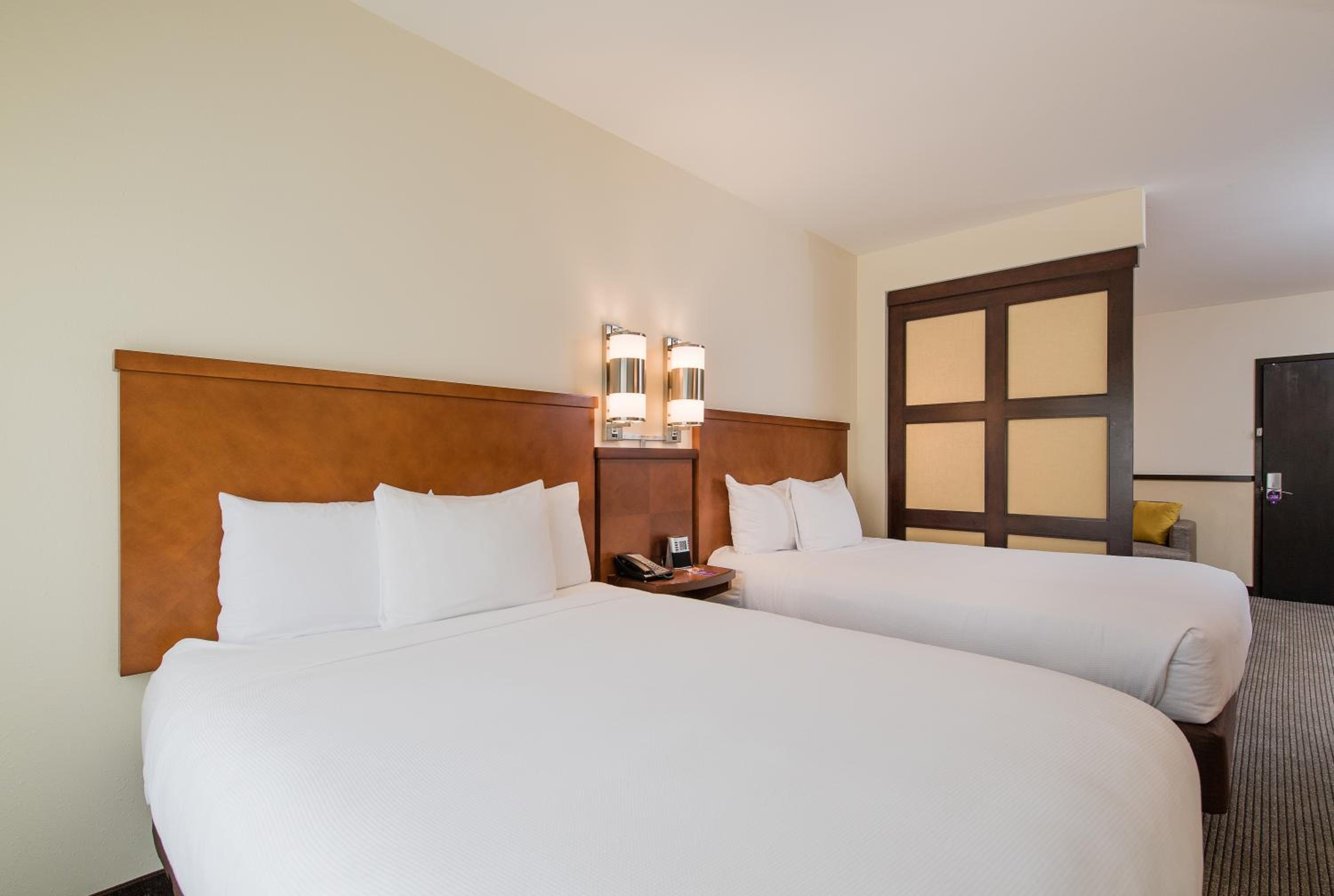 Queen Room with Two Queen Beds and Sofa Bed - High Floor photo 3