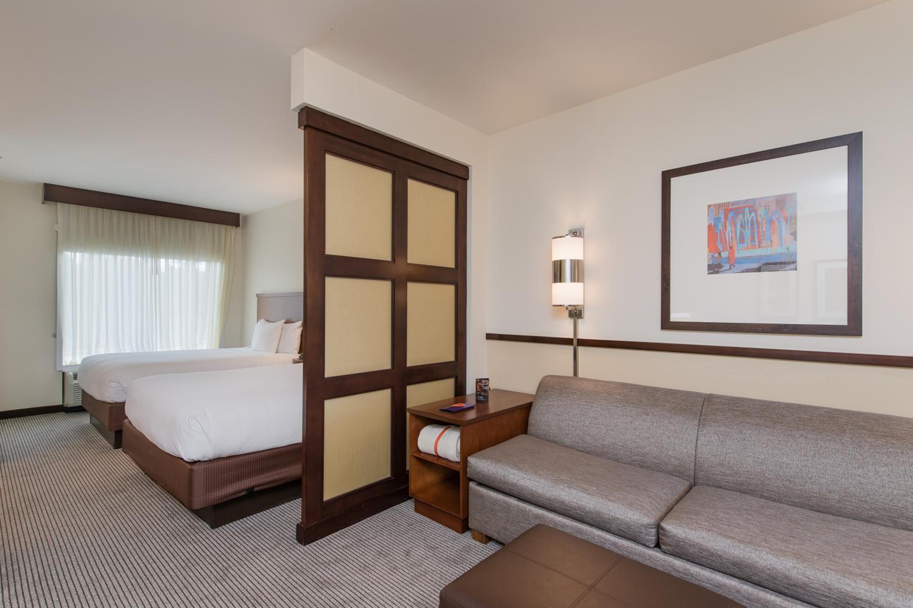 Queen Room with Two Queen Beds and Sofa Bed - High Floor photo 2