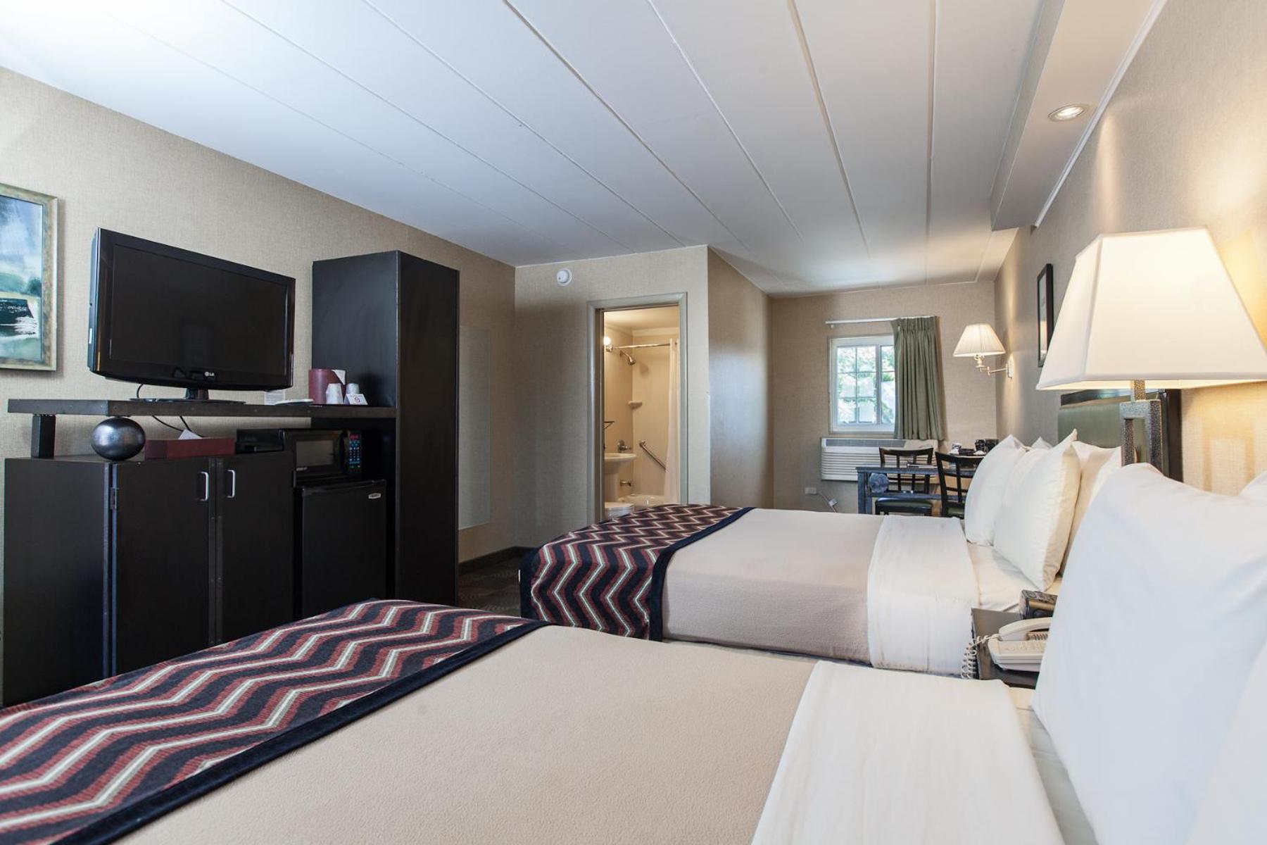 Queen Room with Two Queen Beds - Photo 5