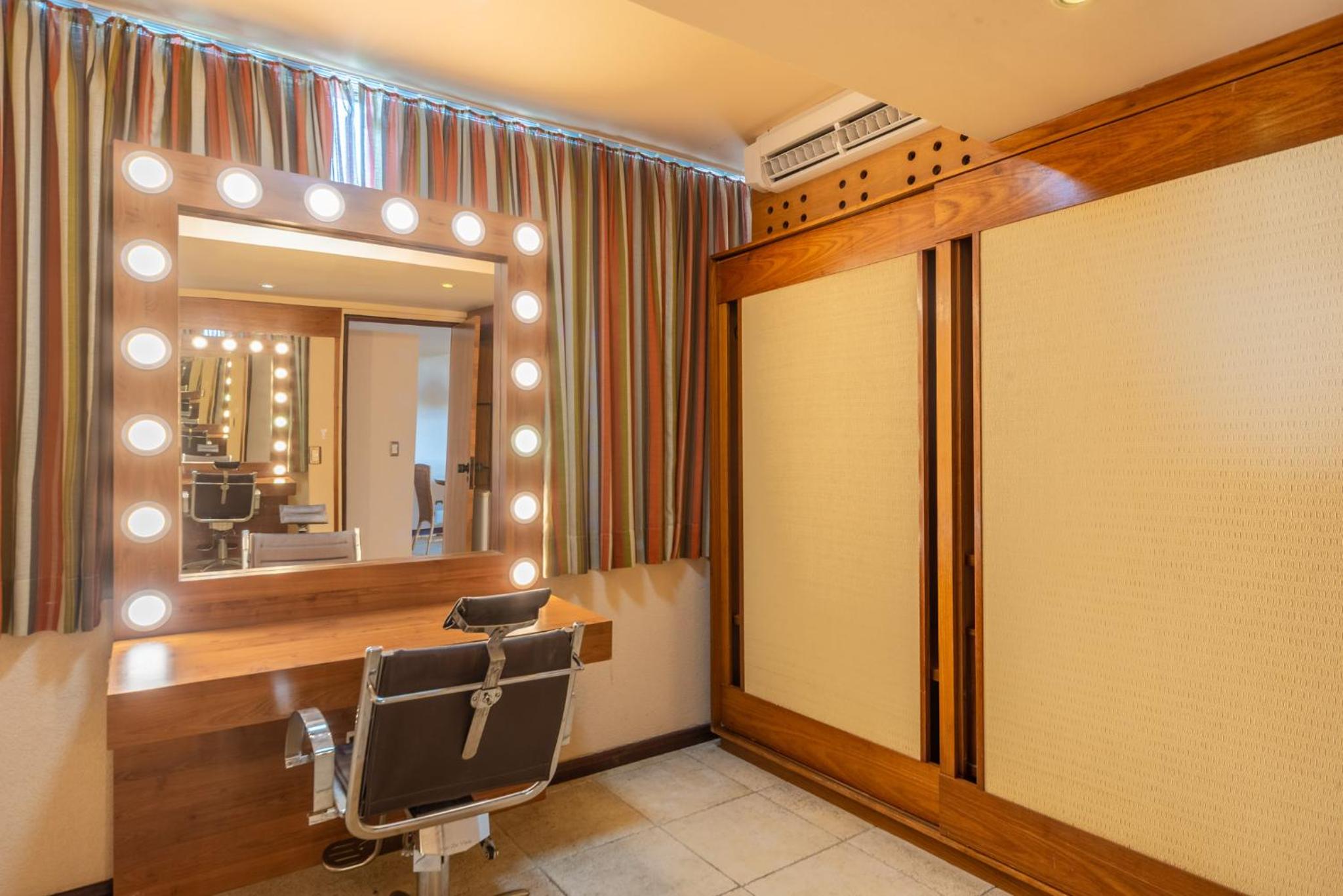 Superior Suite with Sea View - Photo 3