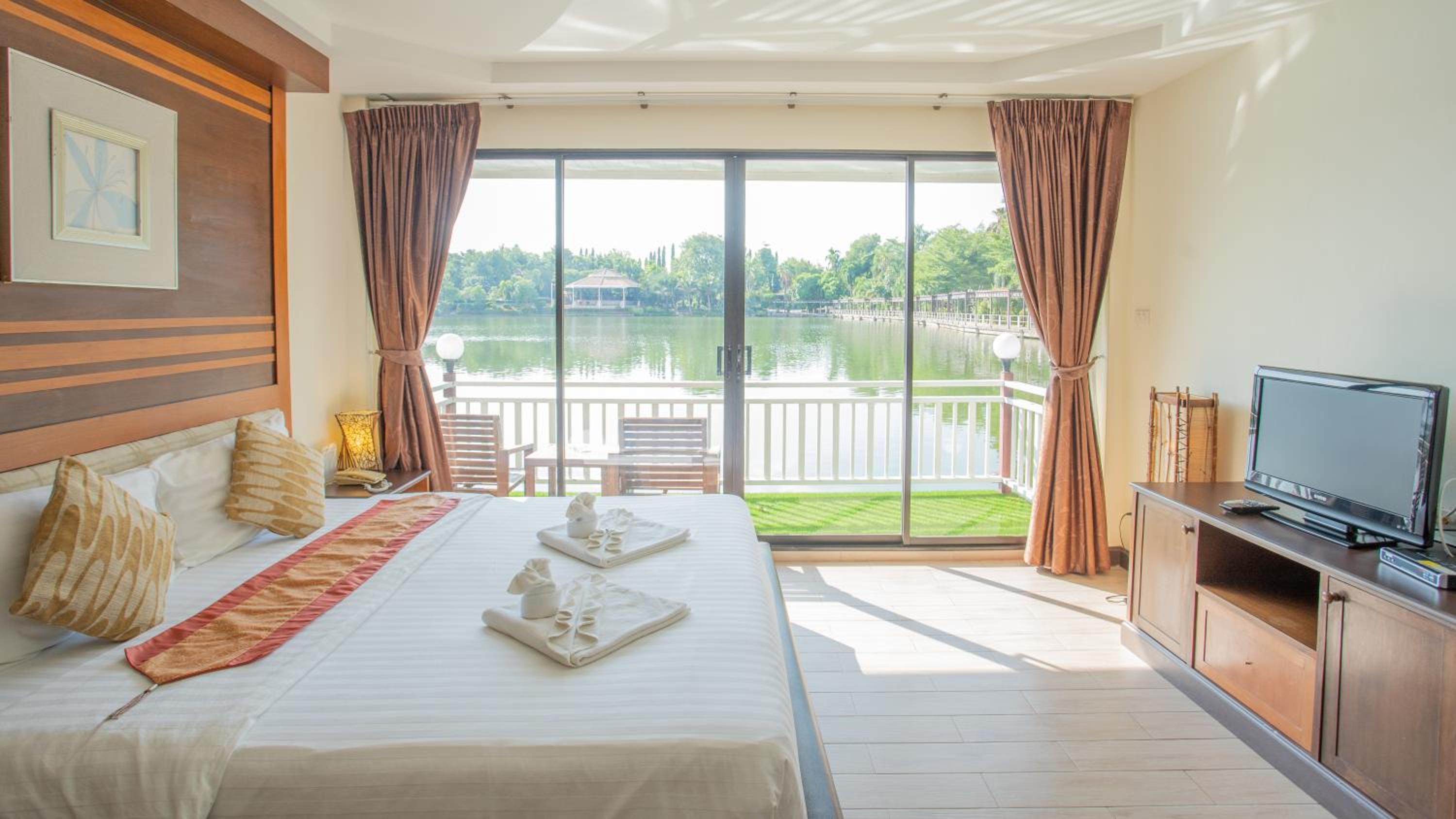 Double or Twin Room with Lake View photo 2