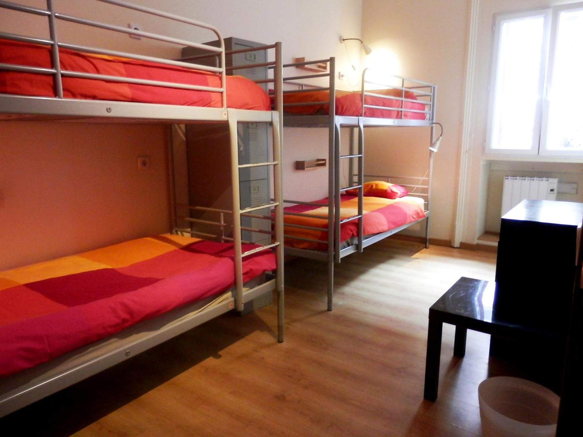Cama en habitación compartida de 4 camas para mujeres con baño compartido.