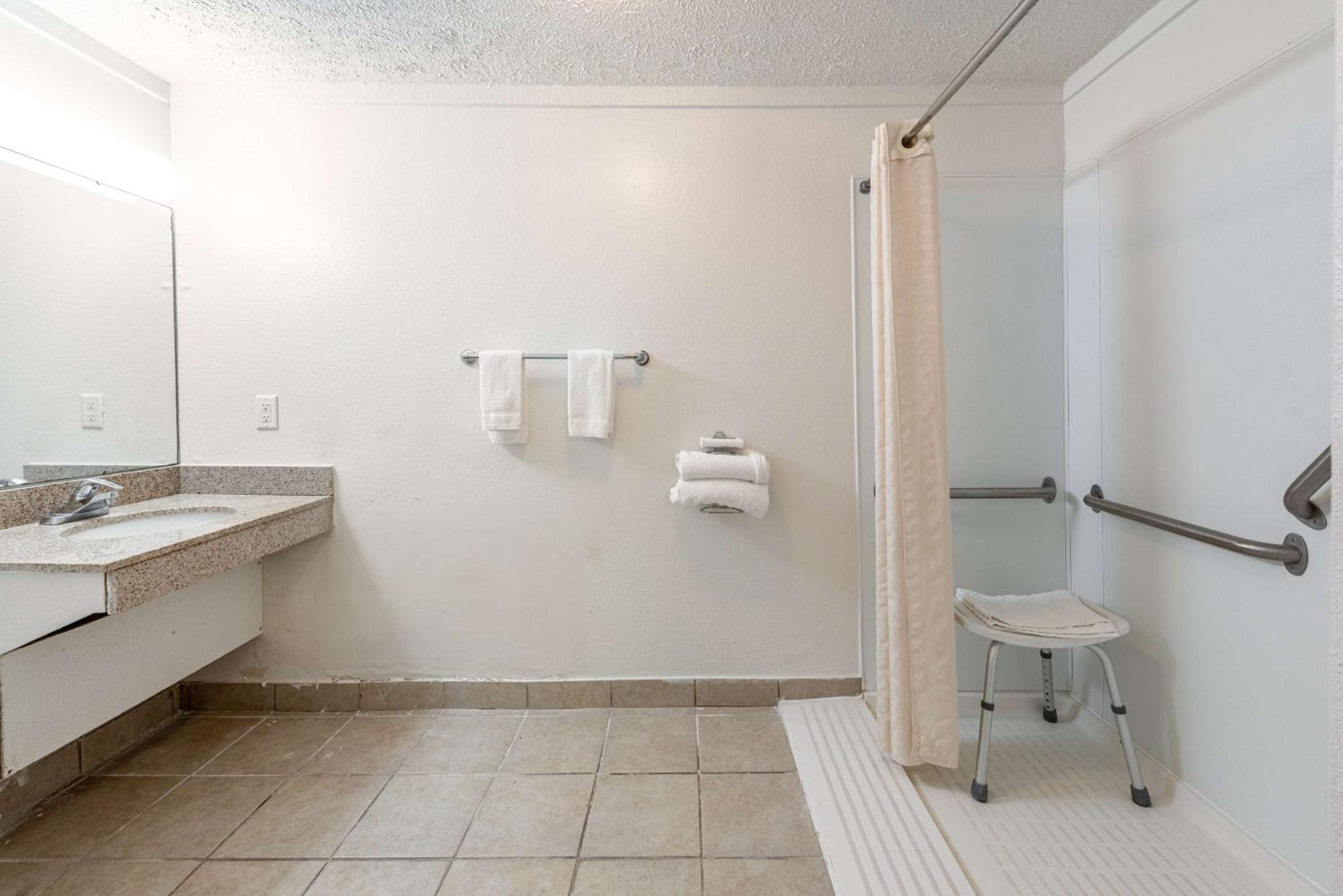 King Room - Disability Access - Photo 9