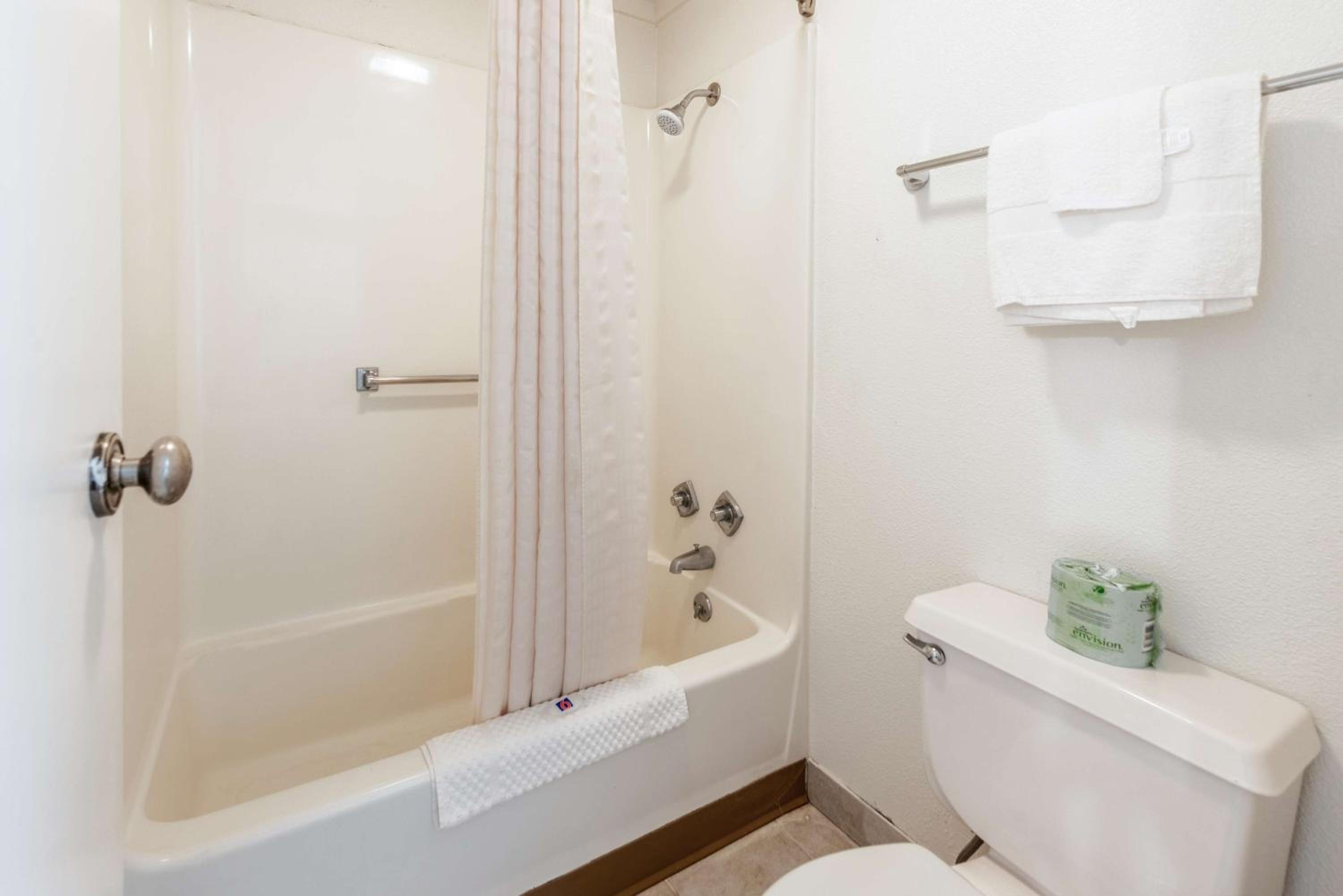 King Room - Disability Access - Photo 8