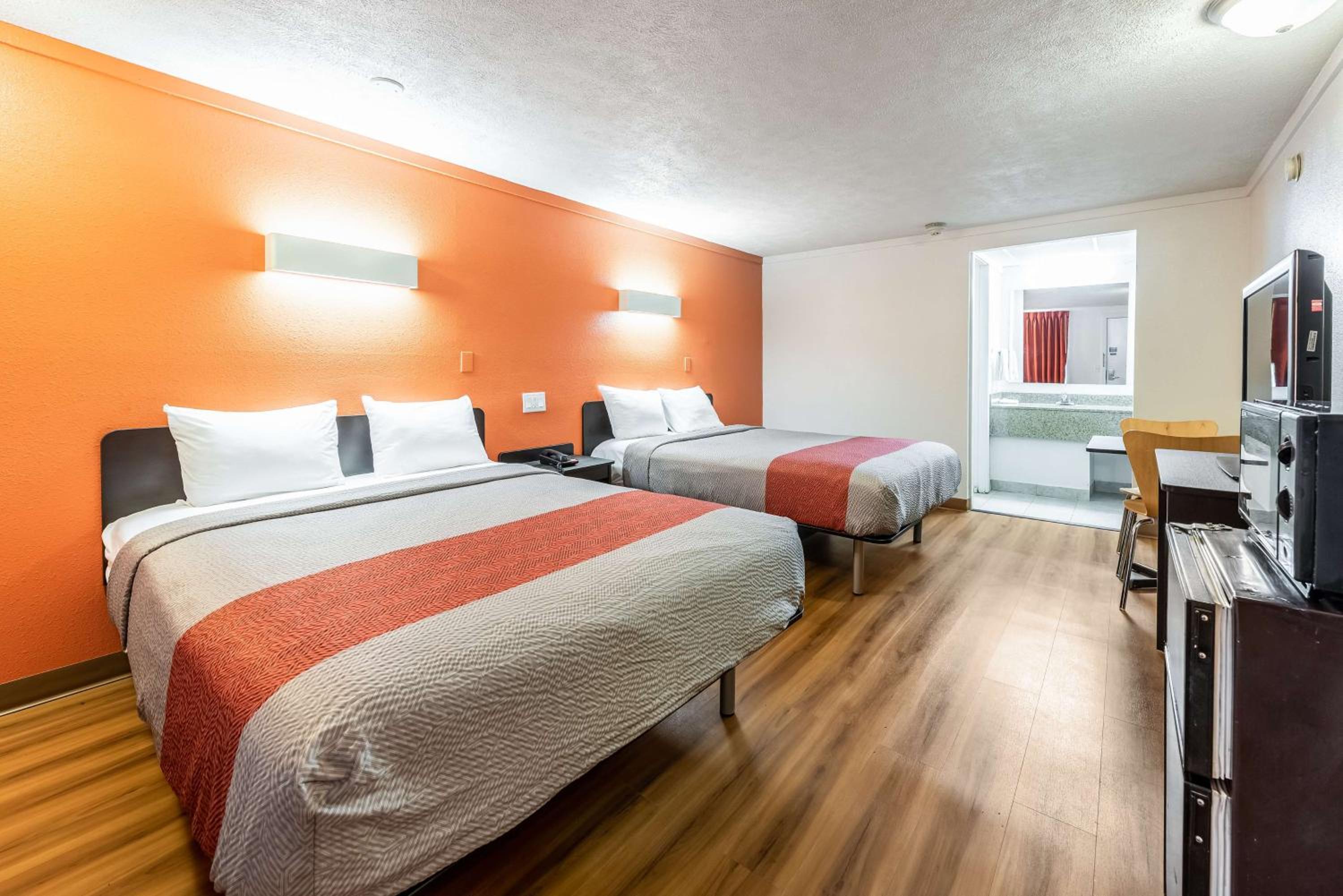 Queen Room with Two Queen Beds - Non-Smoking - Photo 2
