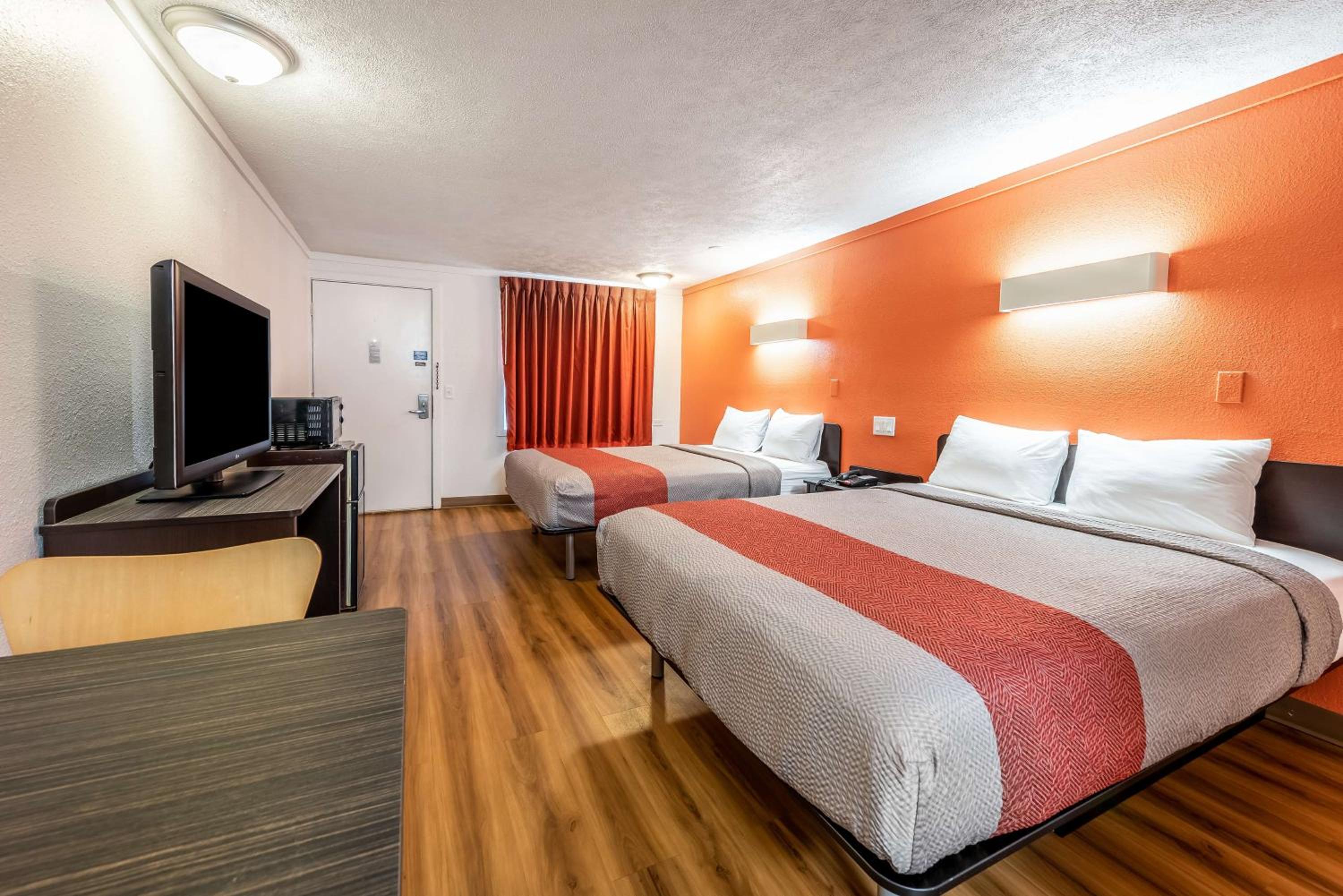 Queen Room with Two Queen Beds - Non-Smoking - Photo 1