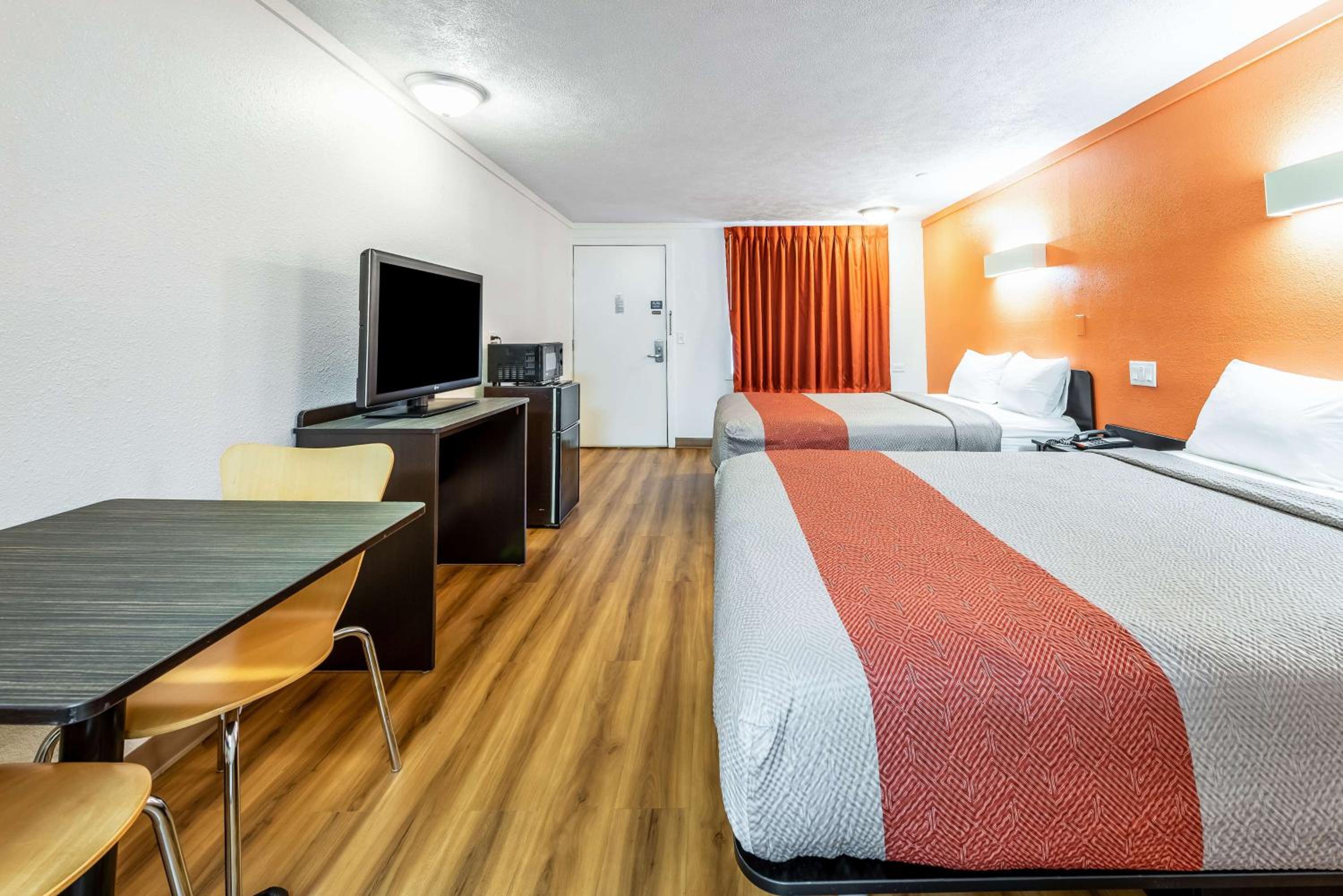 Queen Room with Two Queen Beds - Non-Smoking - Photo 3