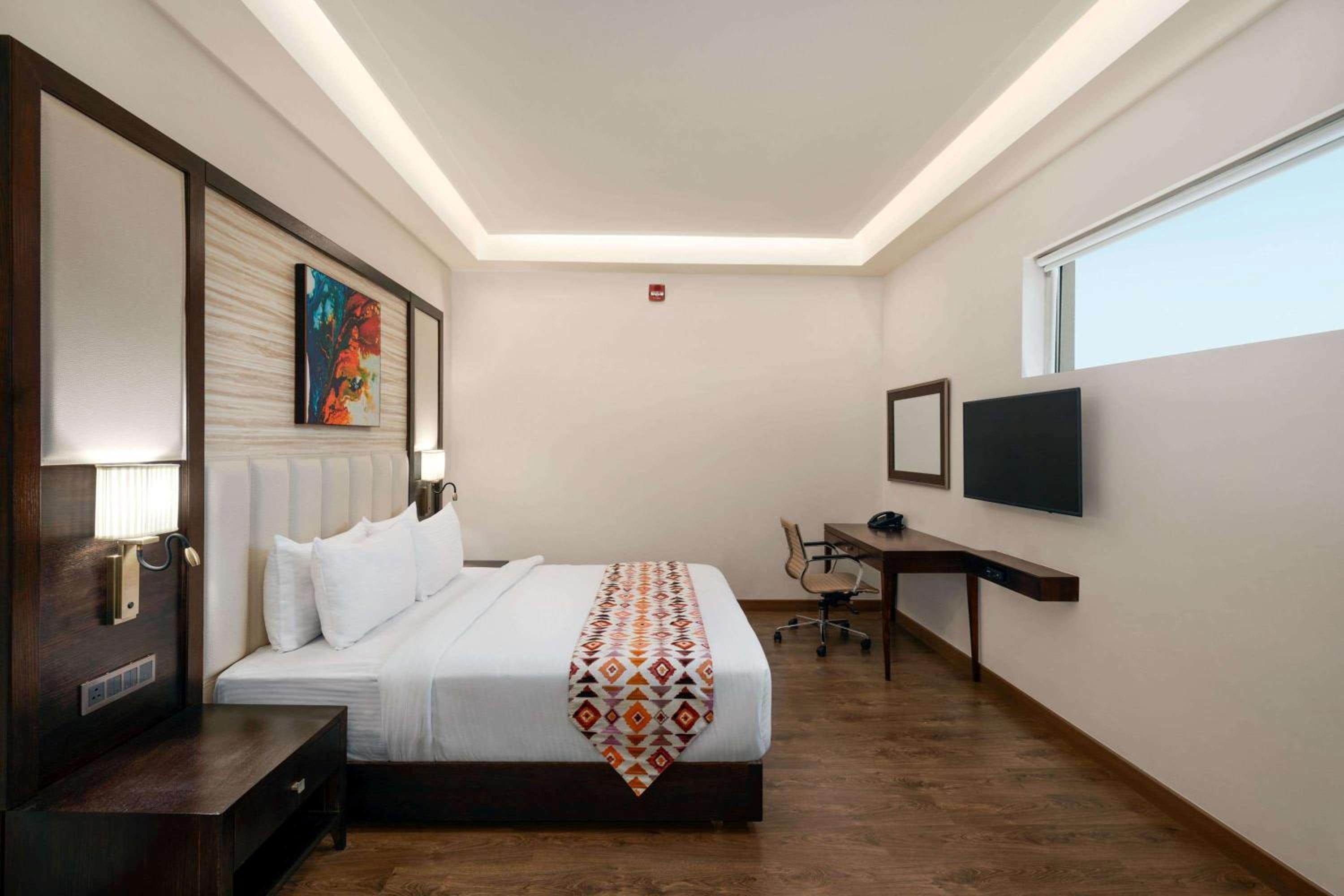King Room - Mobility Access (Non Smoking) - Book & Unlock Exclusive Discounts - Photo 1