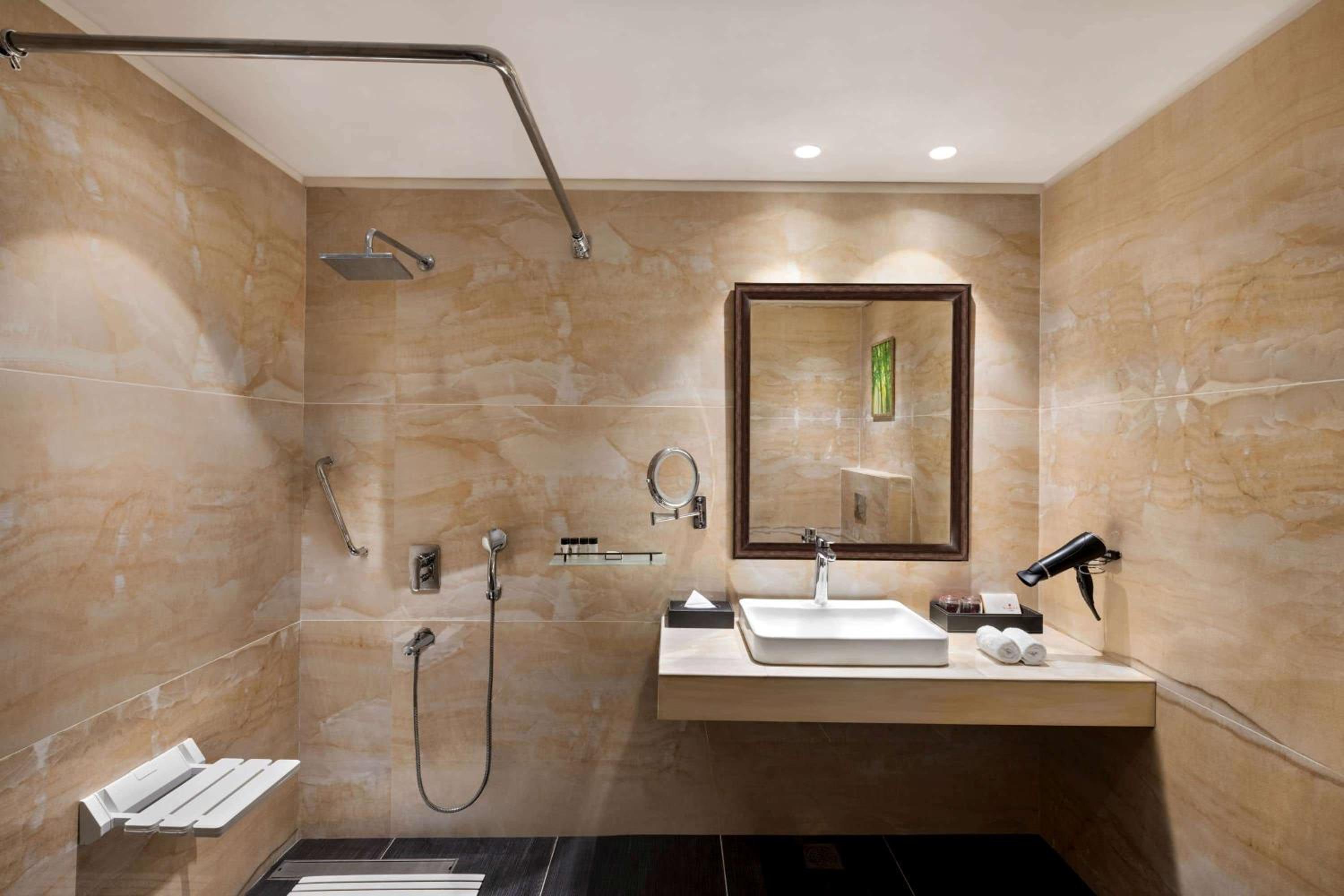 King Room - Mobility Access (Non Smoking) - Book & Unlock Exclusive Discounts - Photo 3