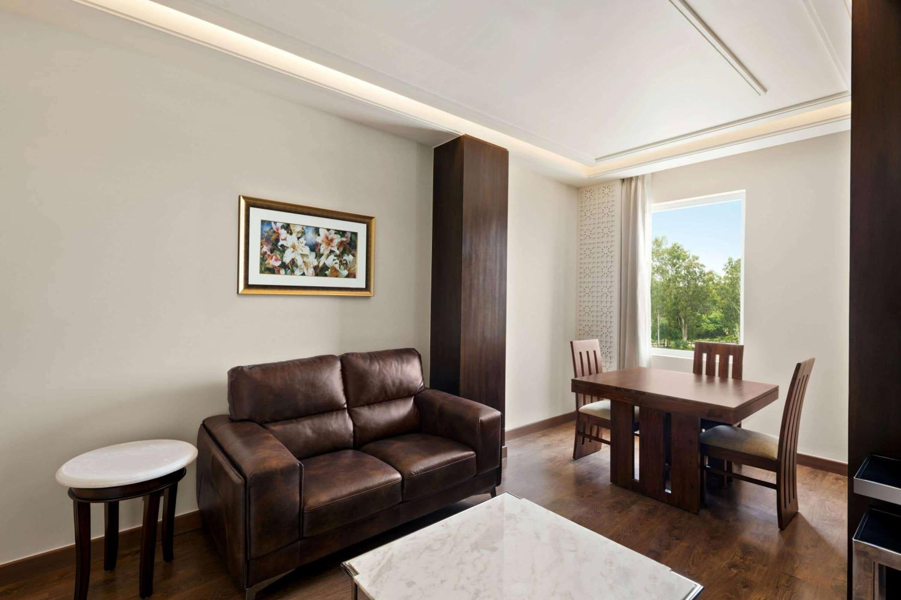 King Suite (Non Smoking) - Book & Unlock Exclusive Discounts - Photo 2