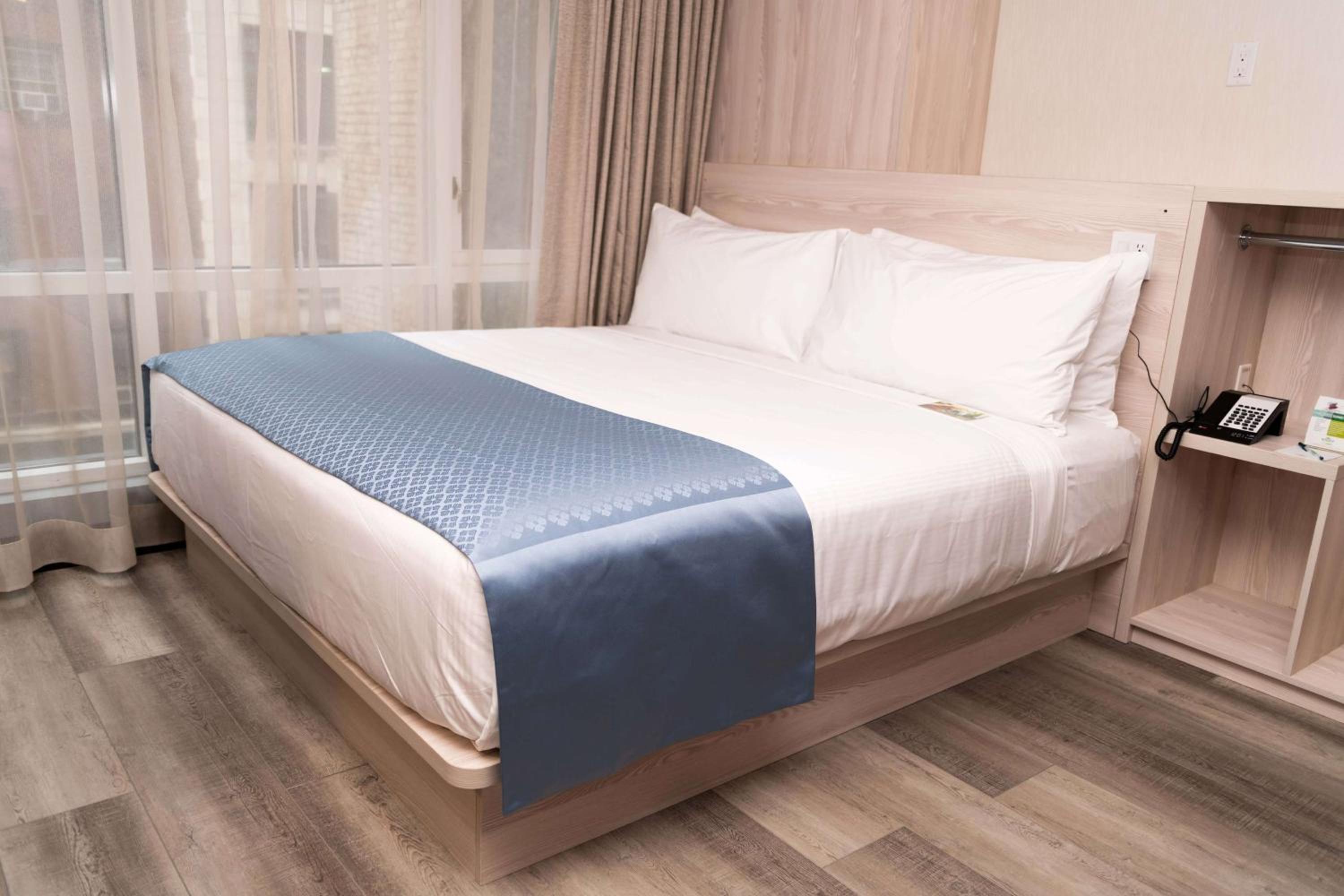 King Room with Roll-In Shower - Mobility/Hearing Accessible - Non-Smoking