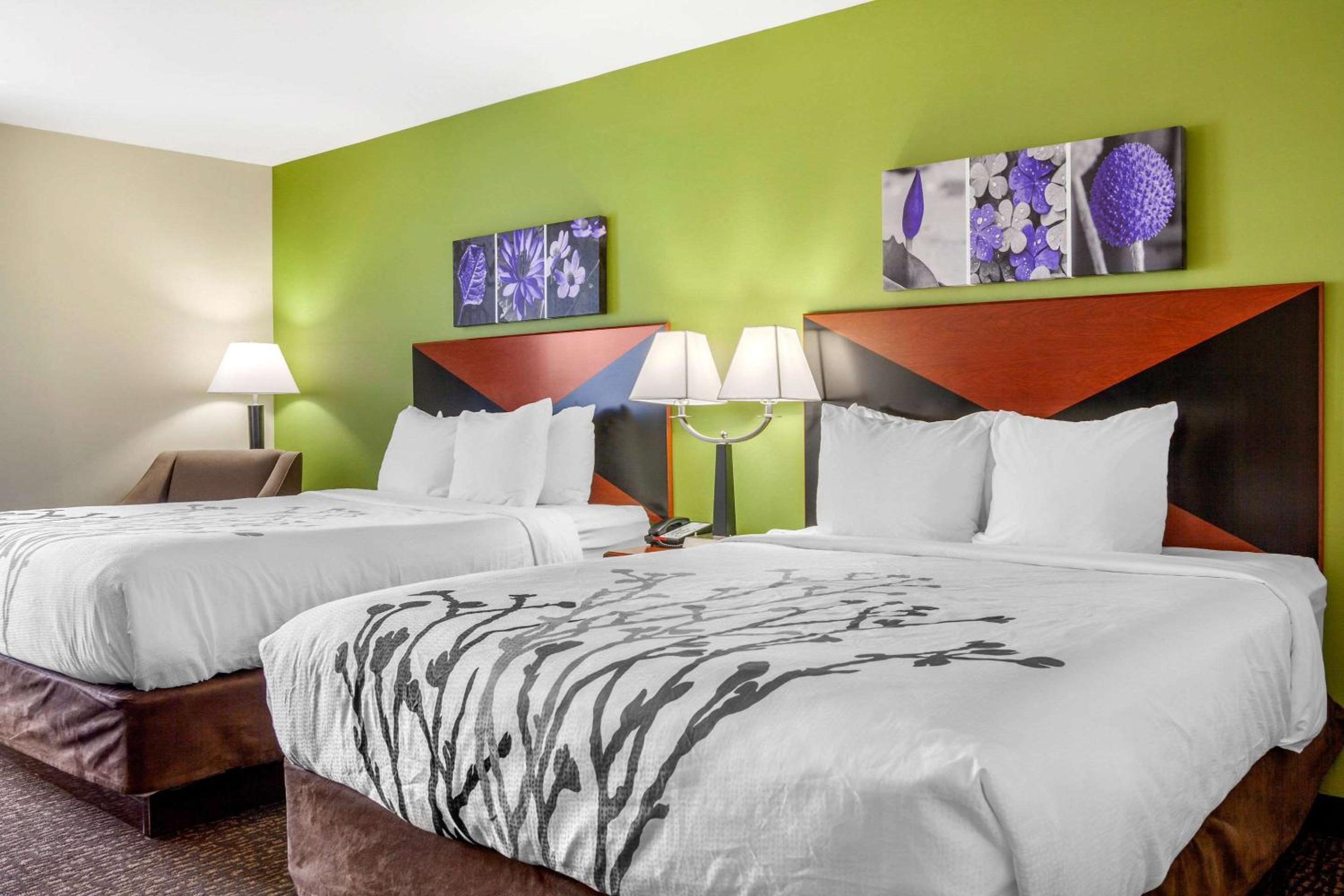 Queen Room with Two Queen Beds - Non-Smoking - Photo 1