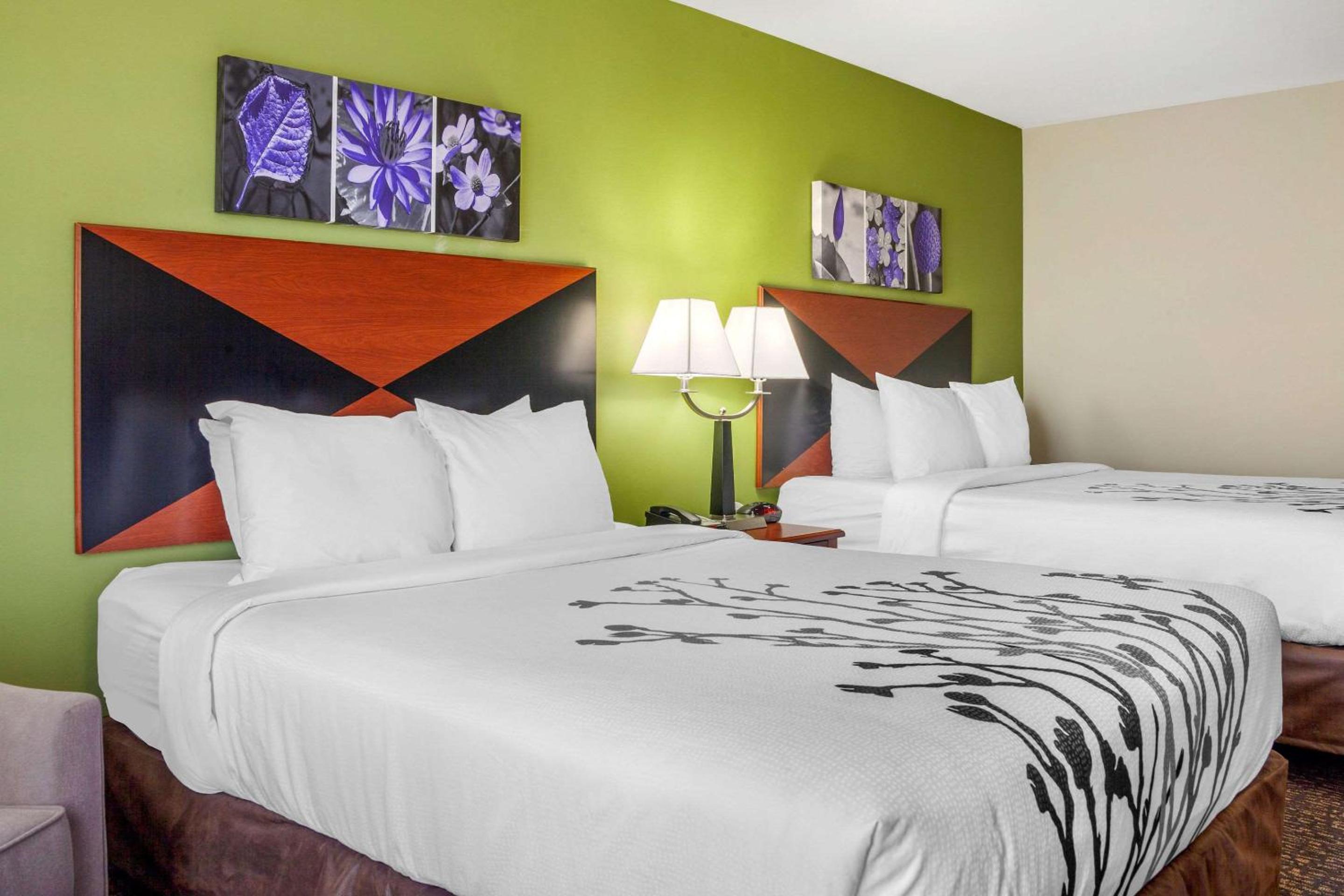 Queen Room with Two Queen Beds - Non-Smoking - Photo 2