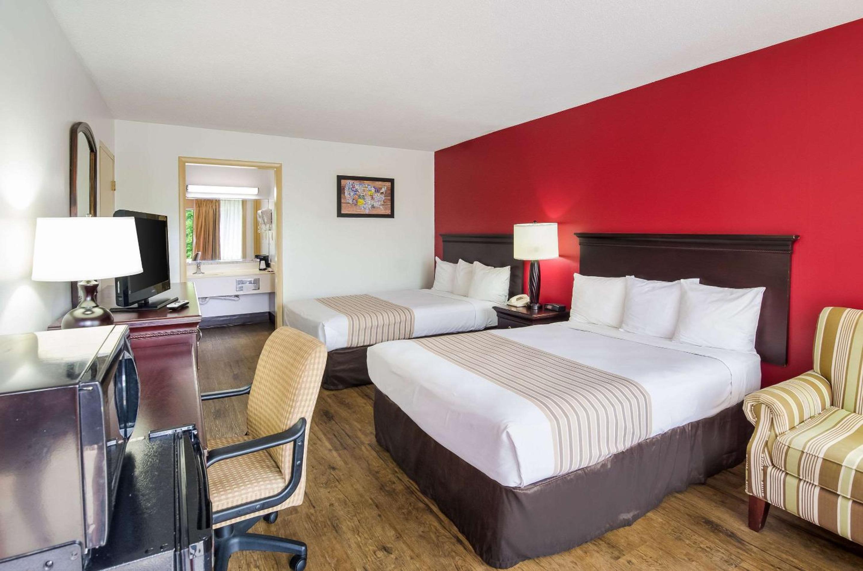 Queen Room with Two Queen Beds - Non-Smoking - Photo 4