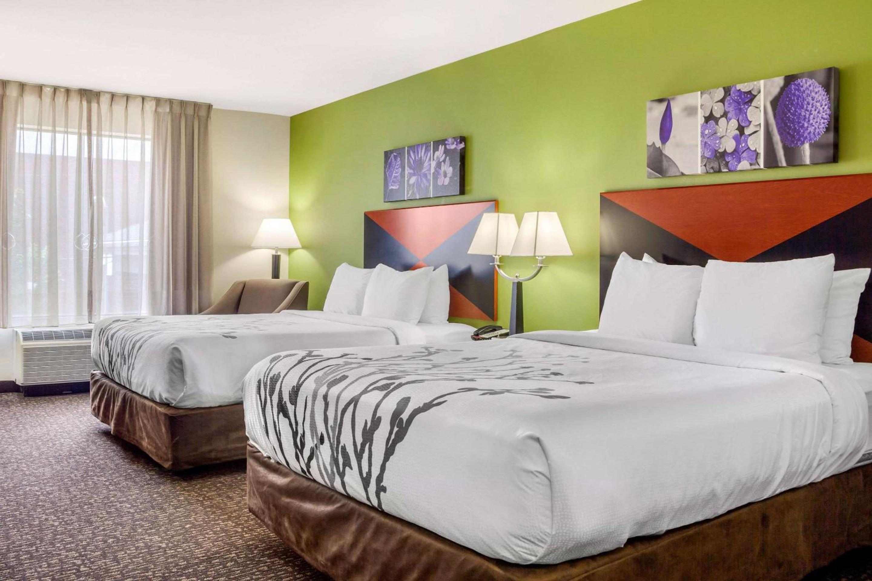 Queen Room with Two Queen Beds - Non-Smoking - Photo 5