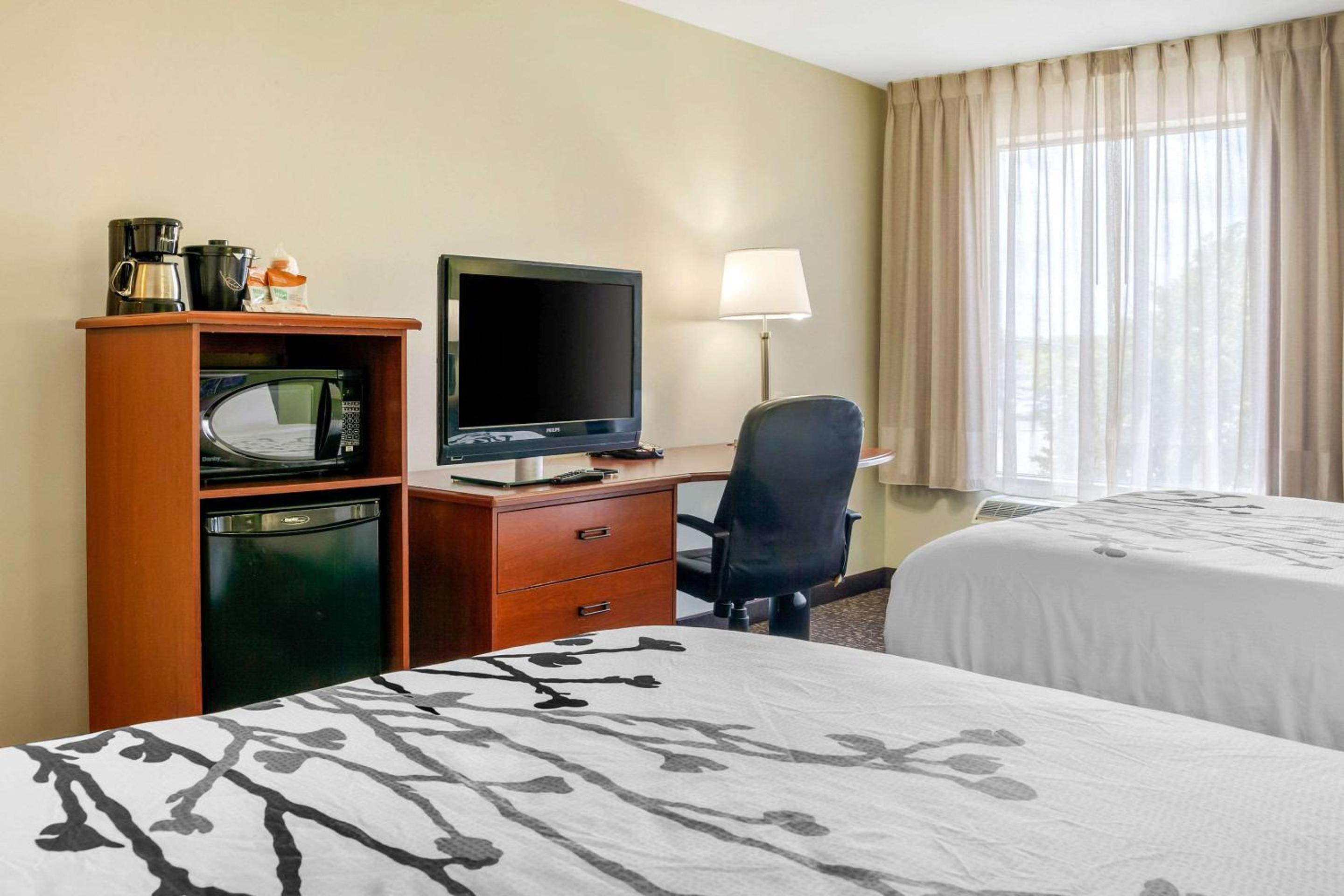 Queen Room with Two Queen Beds - Non-Smoking - Photo 6