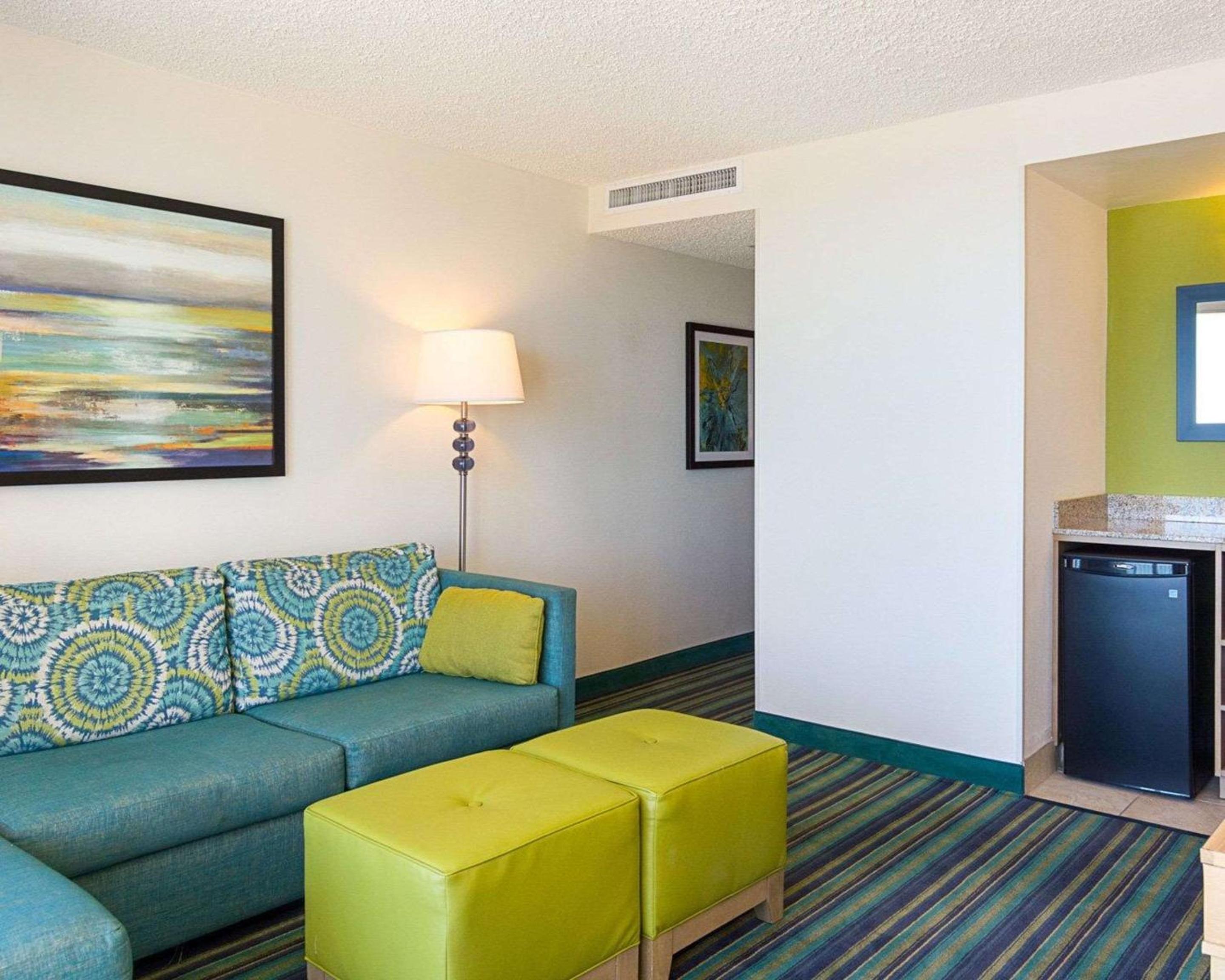 King Suite - Non-Smoking - Photo 3