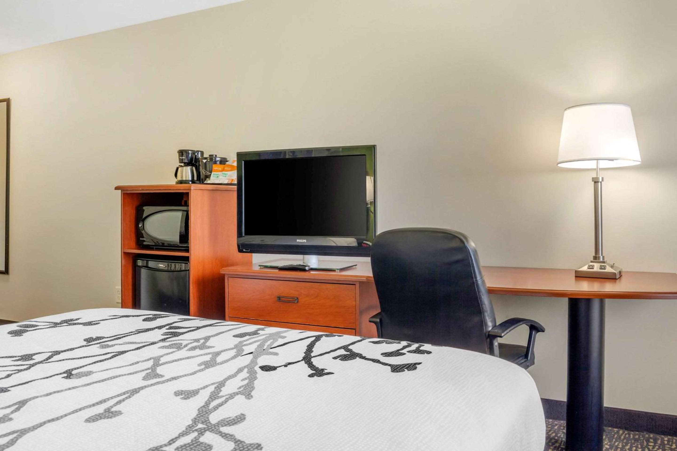 Queen Room with Two Queen Beds - Non-Smoking - Photo 7