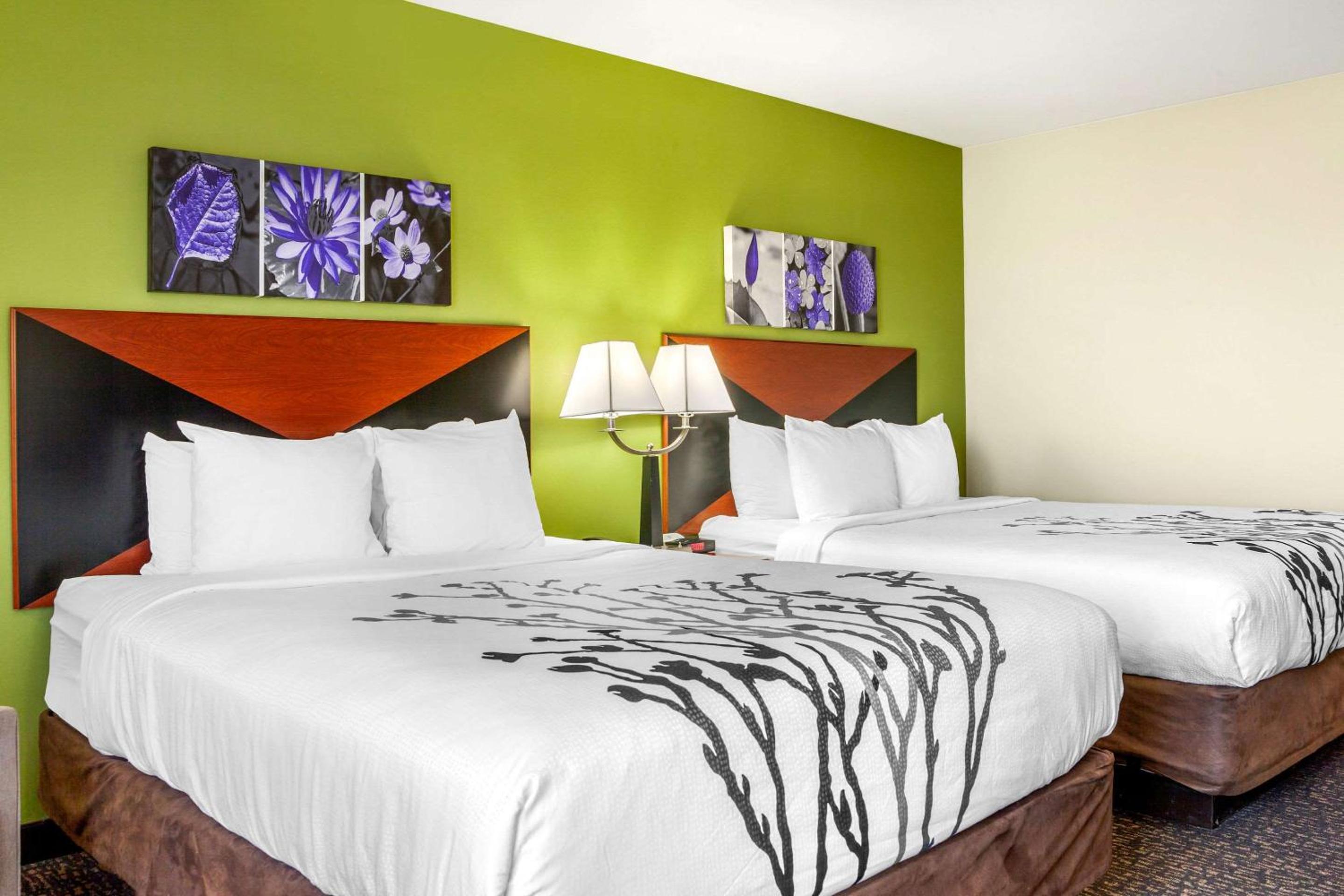 Queen Room with Two Queen Beds - Non-Smoking - Photo 9
