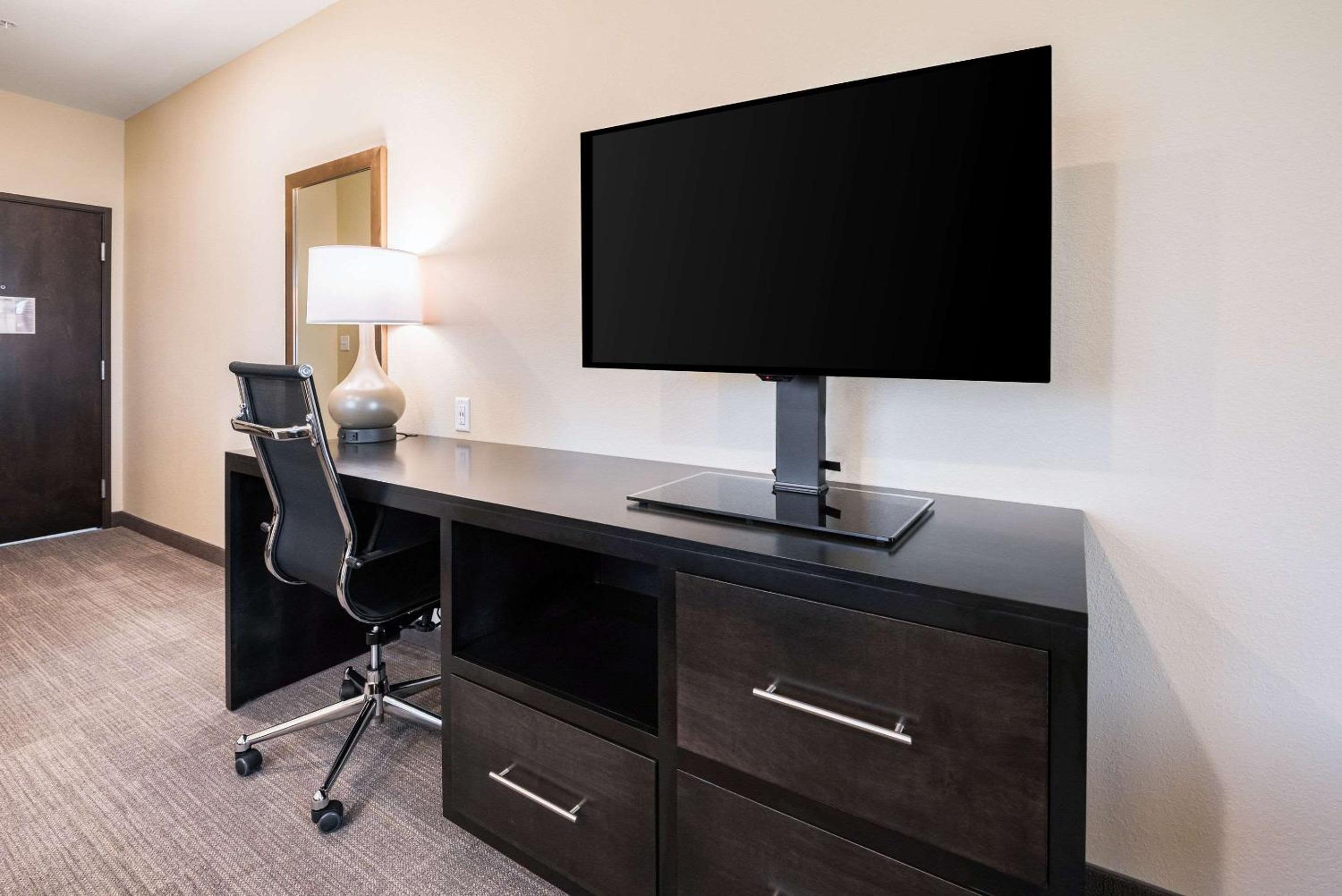 King Suite with Sofa Bed - Non-Smoking - Photo 1