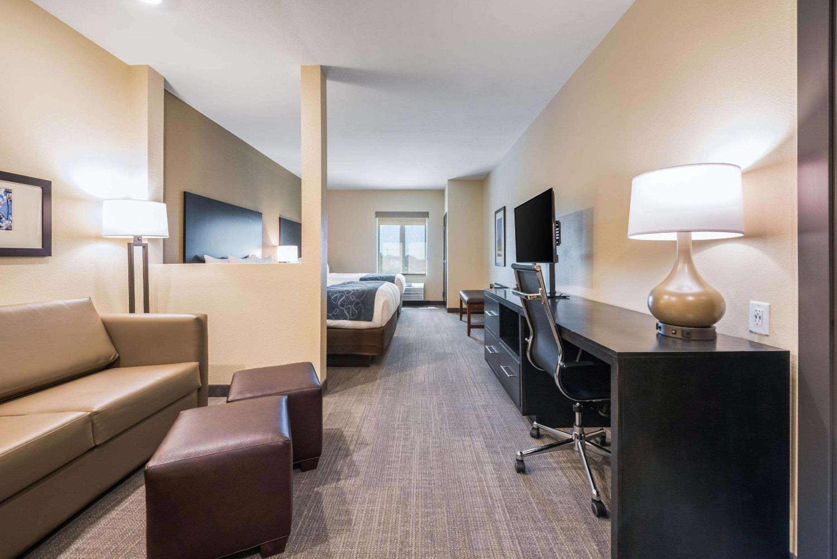 Queen Suite with Two Queen Beds and Sofa Bed - Non-Smoking - Photo 12