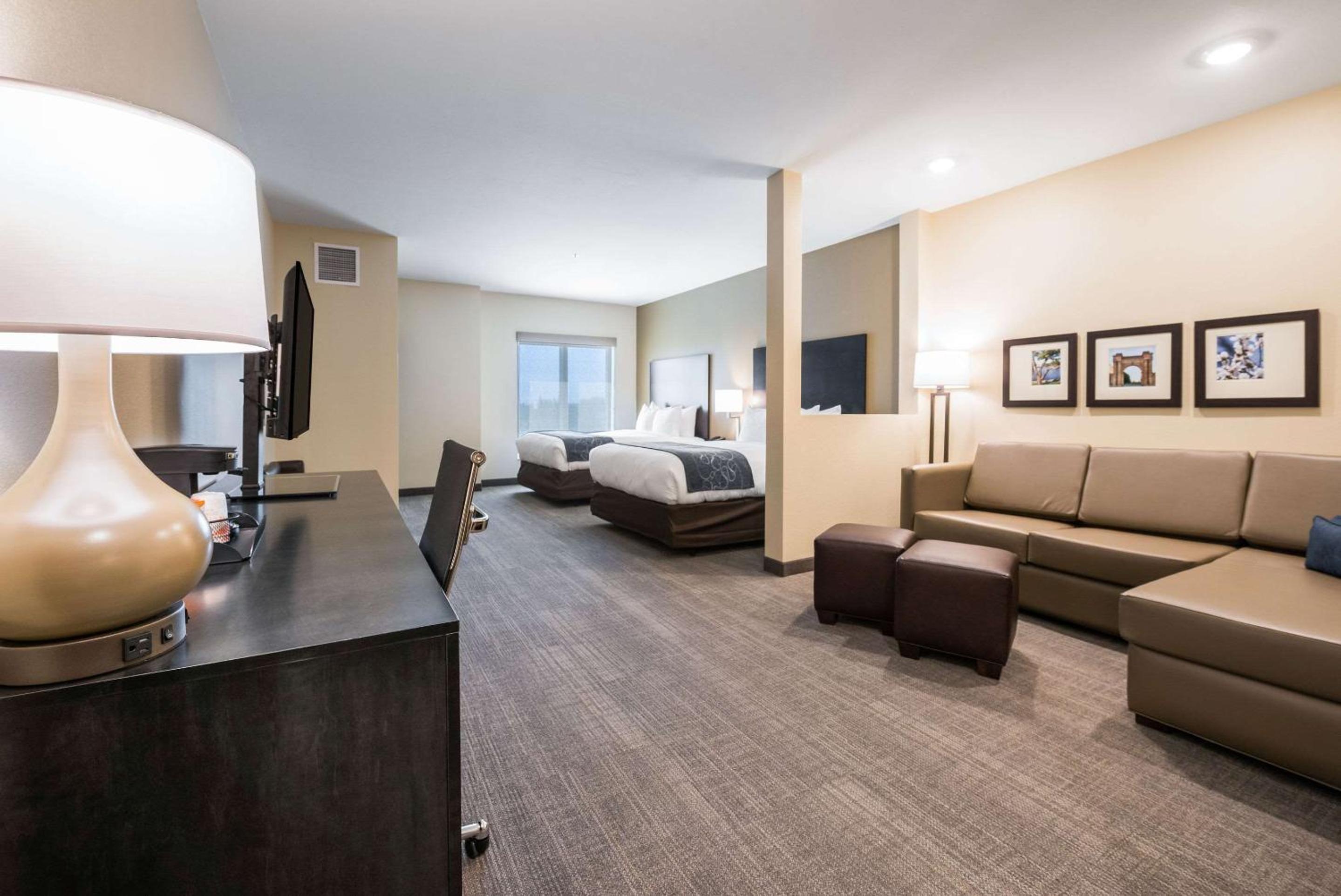 Queen Suite with Two Queen Beds and Sofa Bed - Non-Smoking - Photo 13