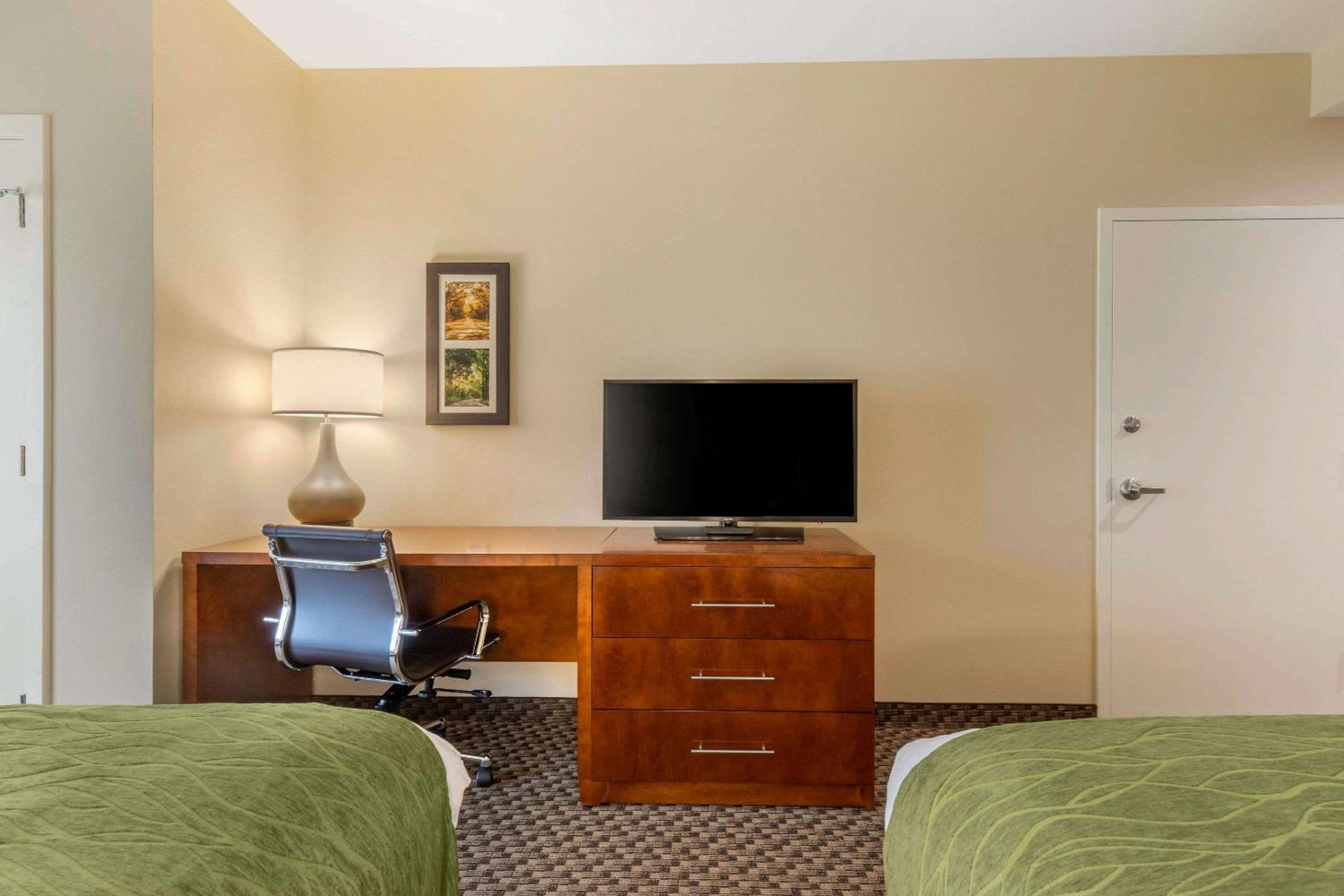 Queen Room with Two Queen Beds - Non-Smoking - Photo 1