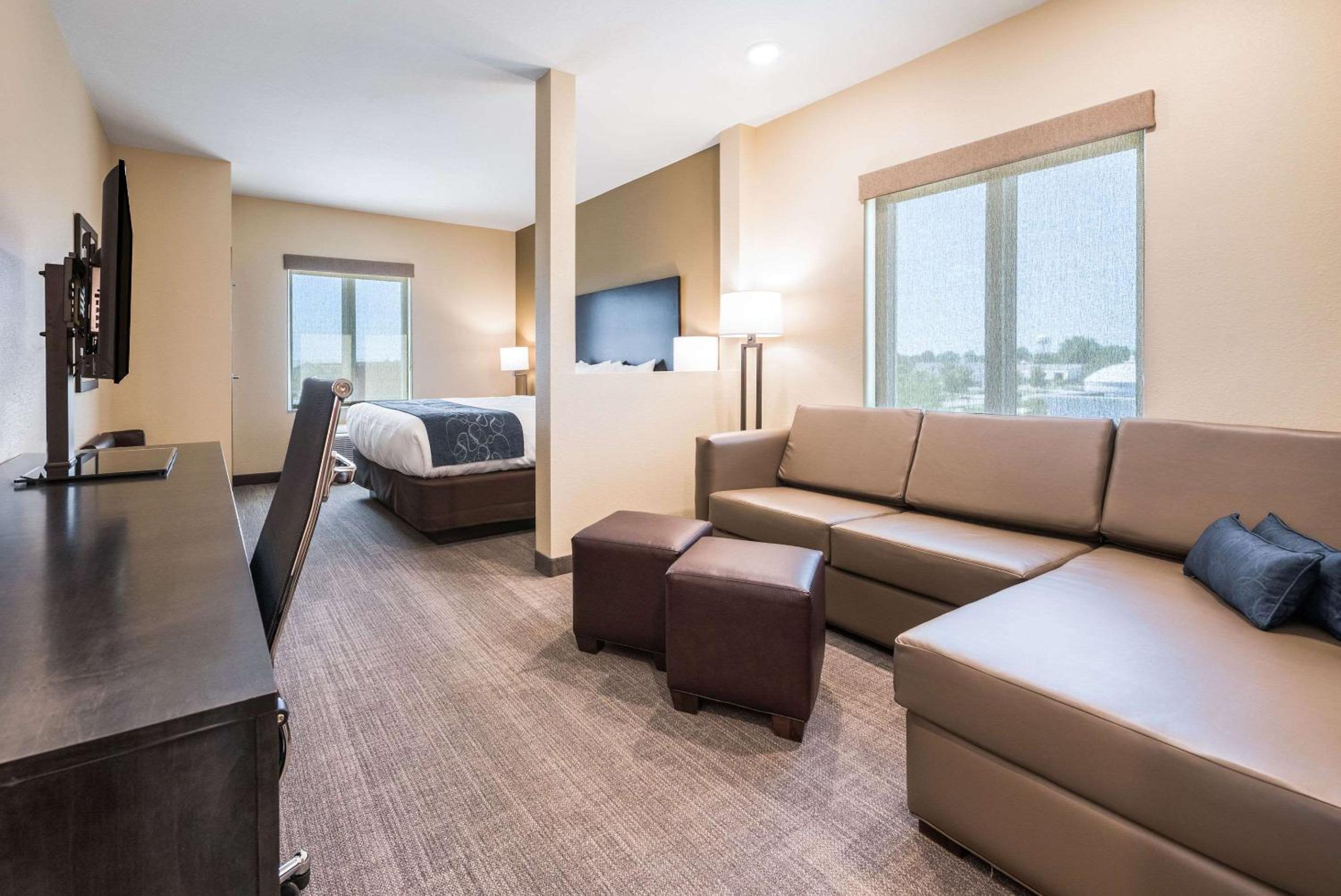 King Suite with Sofa Bed - Non-Smoking - Photo 14