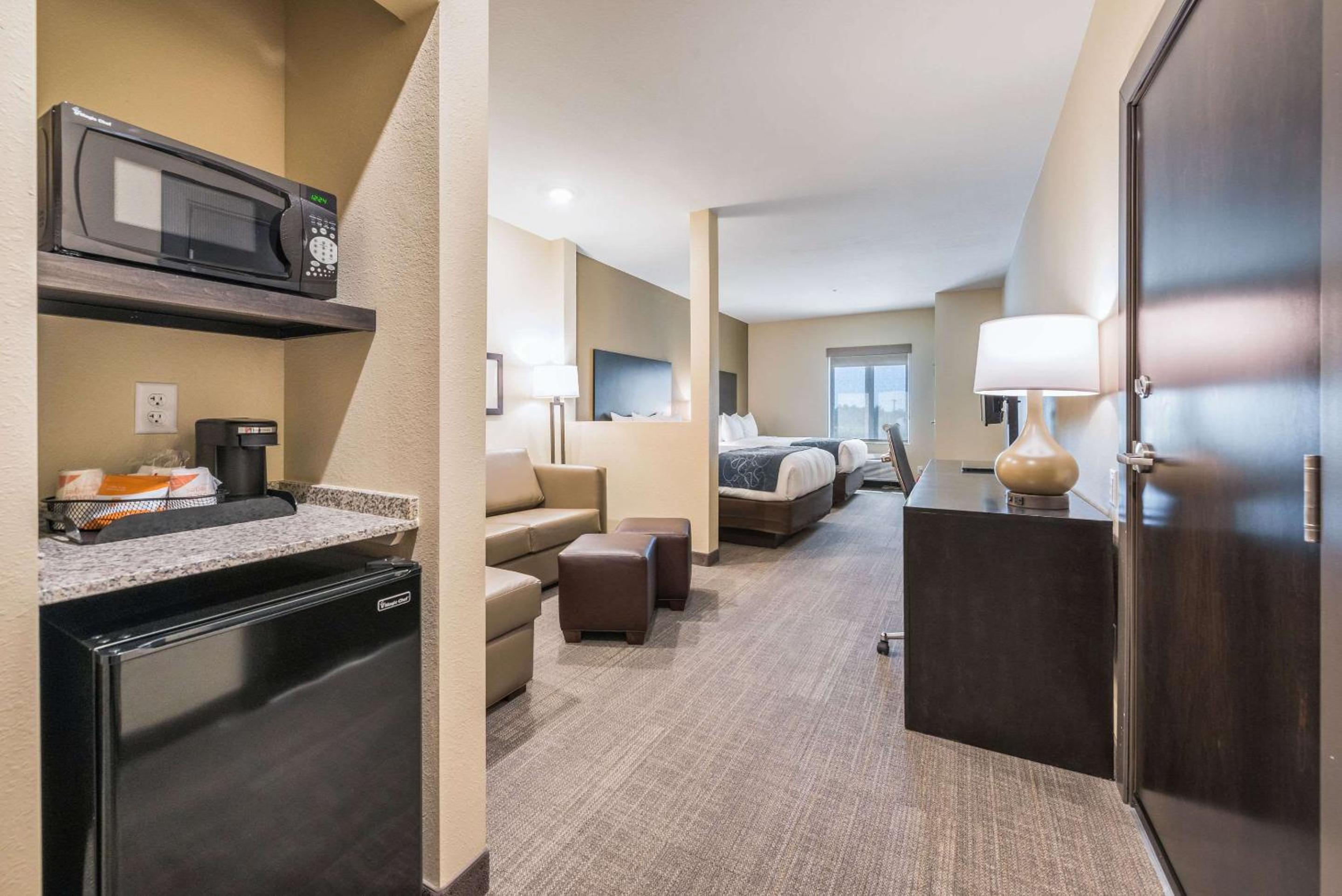 Queen Suite with Two Queen Beds and Sofa Bed - Non-Smoking - Photo 3