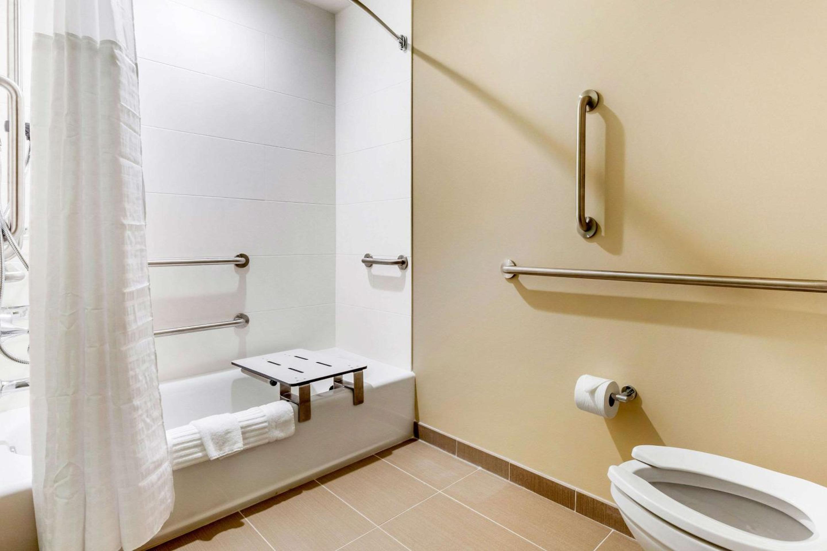King Suite - Accessible/Non-Smoking - Photo 2