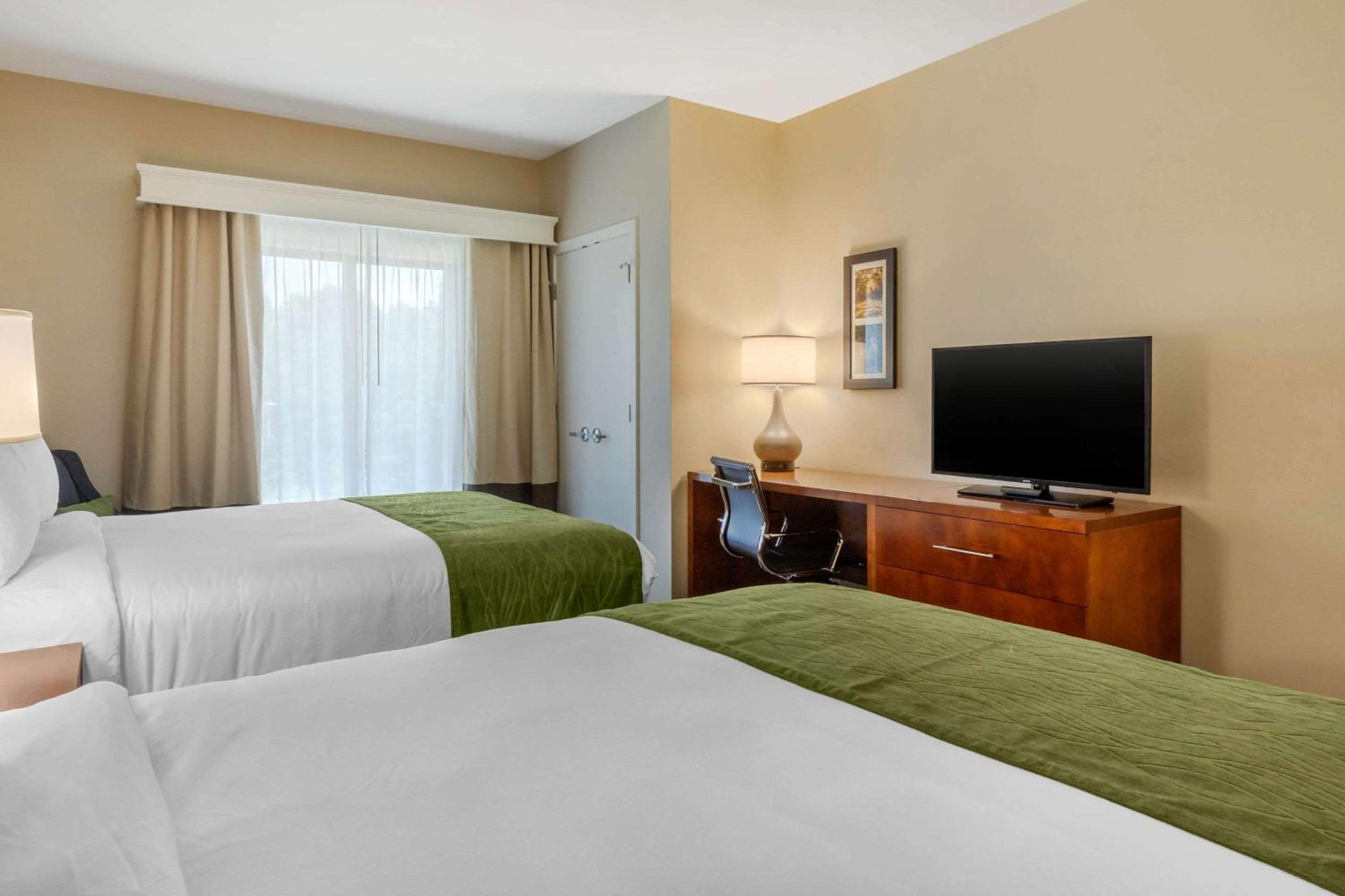 Queen Room with Two Queen Beds - Non-Smoking - Photo 4