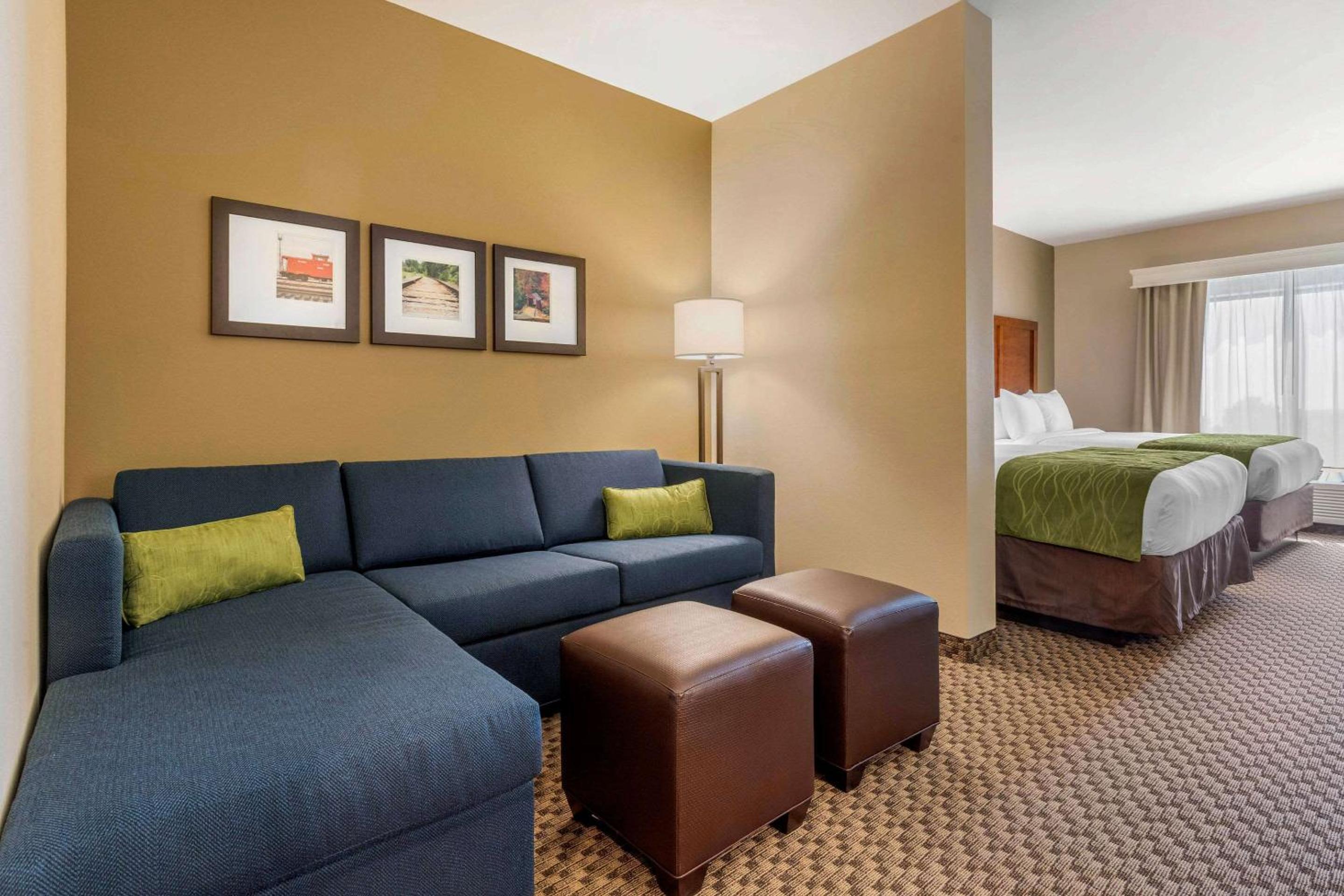 Queen Suite with Two Queen Beds - Non-Smoking - Photo 4