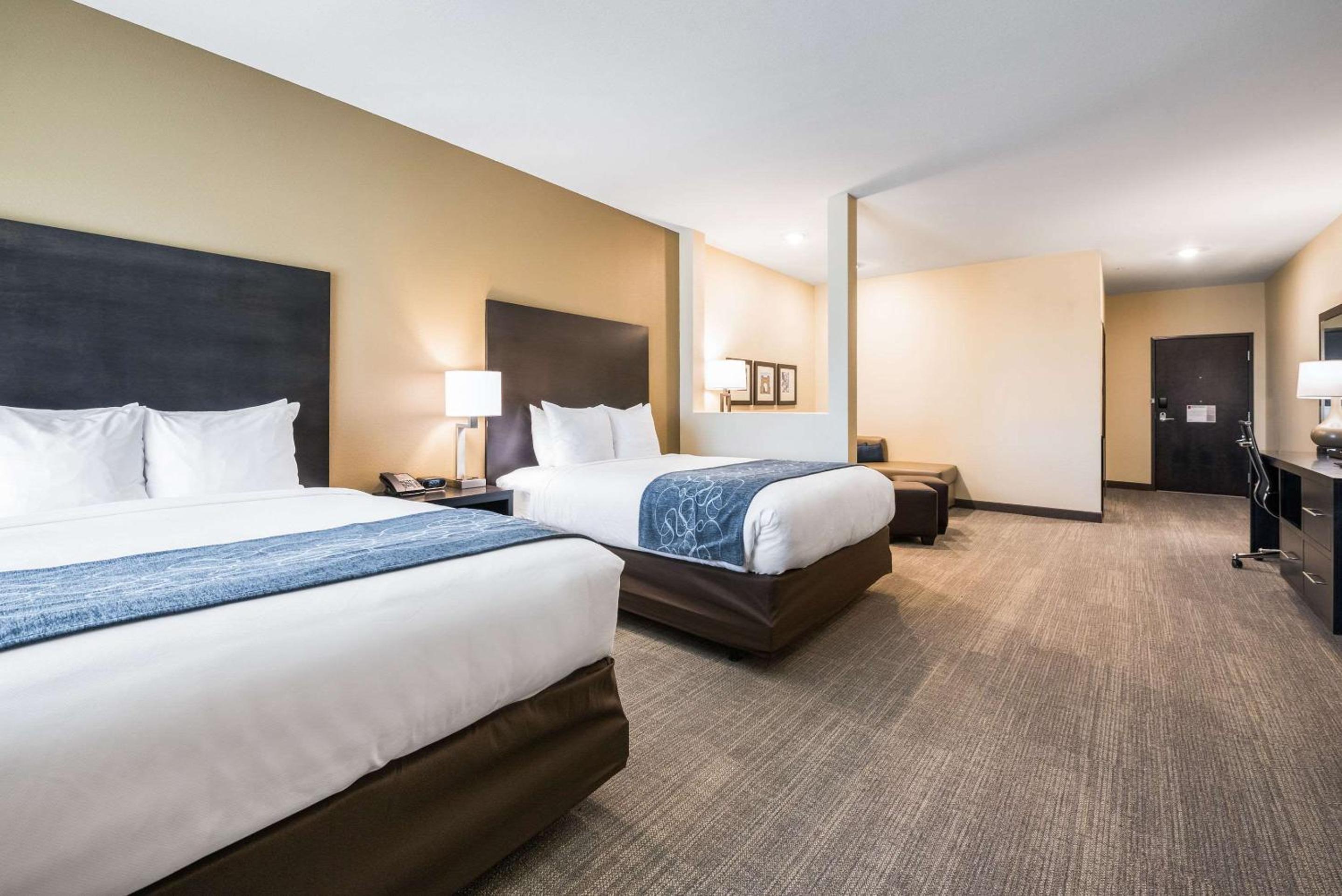Queen Suite with Two Queen Beds and Sofa Bed - Non-Smoking - Photo 4