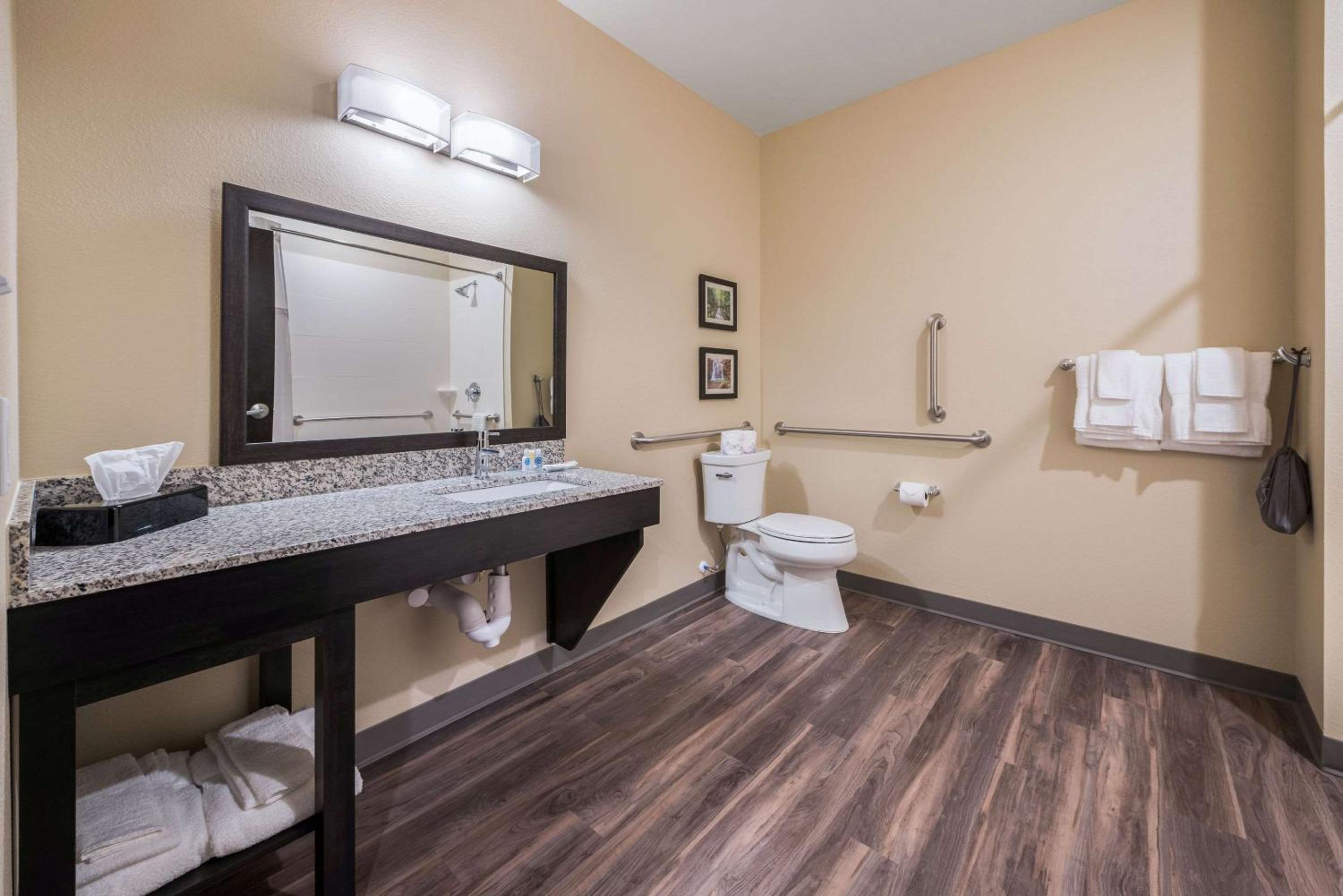 Suite with Two Queen Beds - Accessible/Non-Smoking - Photo 11