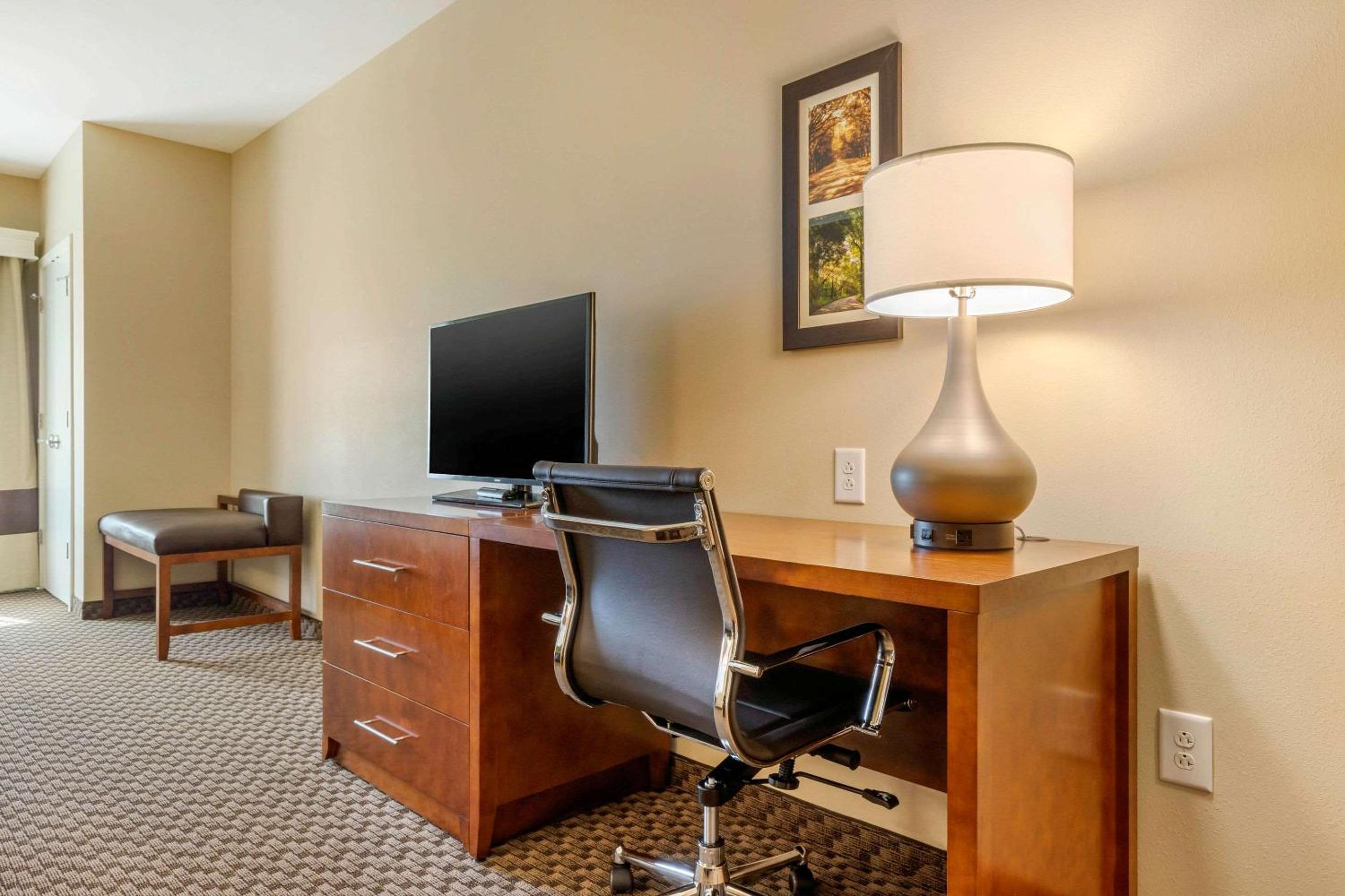 Queen Suite with Two Queen Beds - Non-Smoking - Photo 5