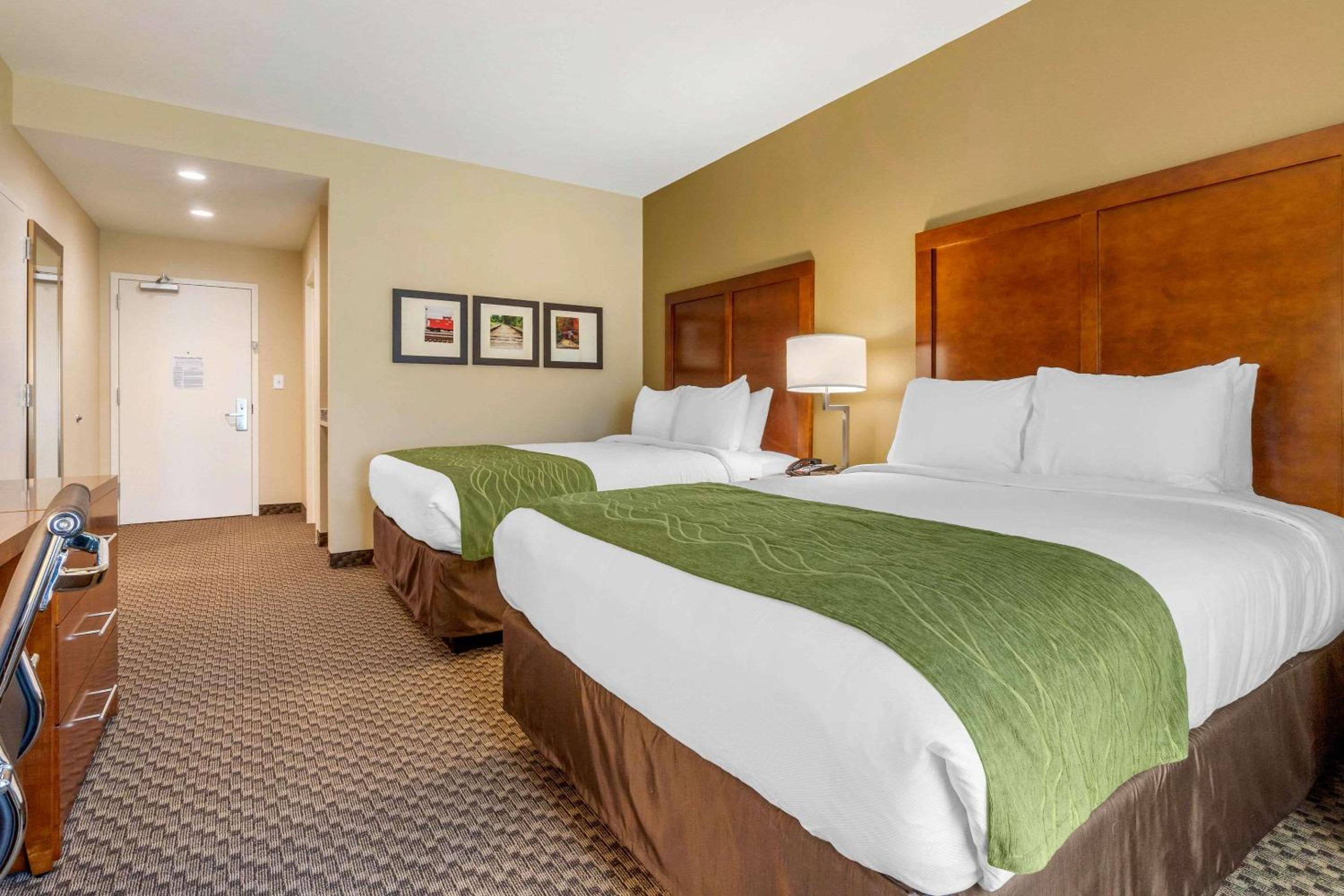 Queen Room with Two Queen Beds - Non-Smoking - Photo 3