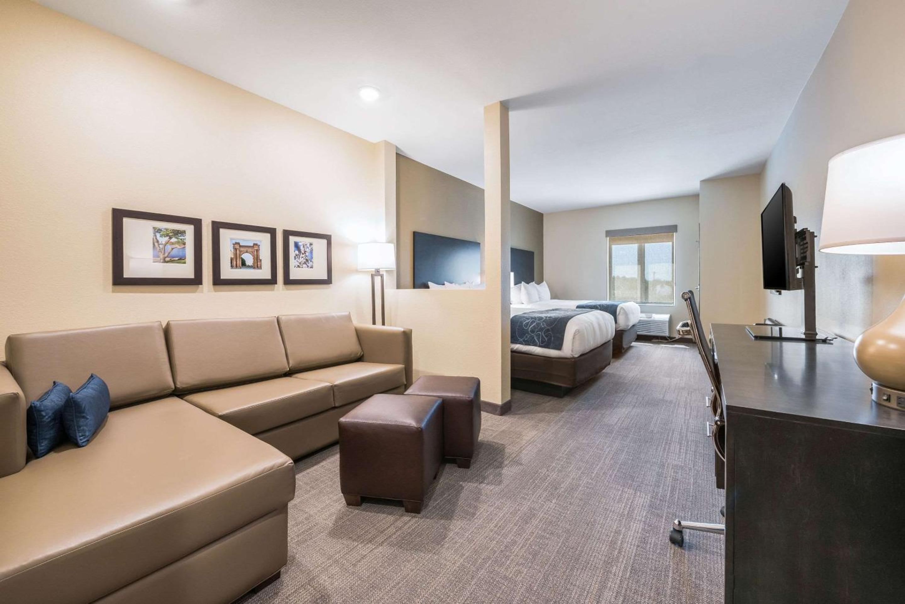 Queen Suite with Two Queen Beds and Sofa Bed - Non-Smoking - Photo 10