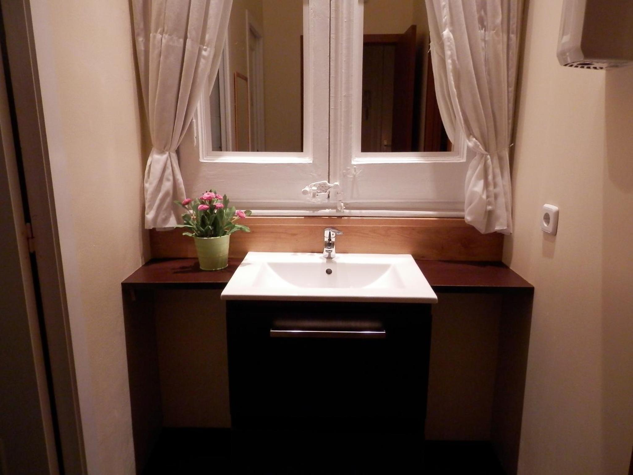 Basic Twin Room with Shared Bathroom photo 2