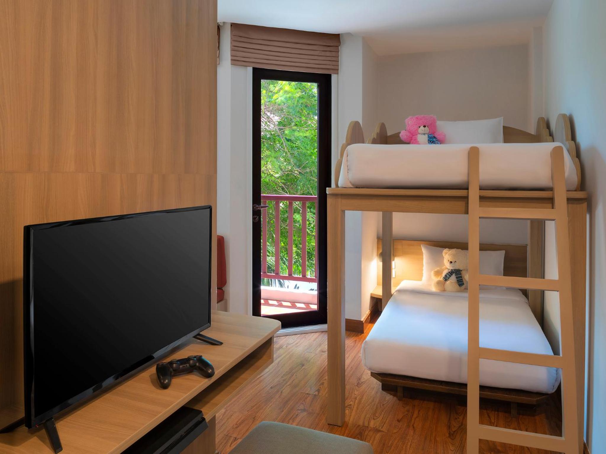 Family Room - Photo 4