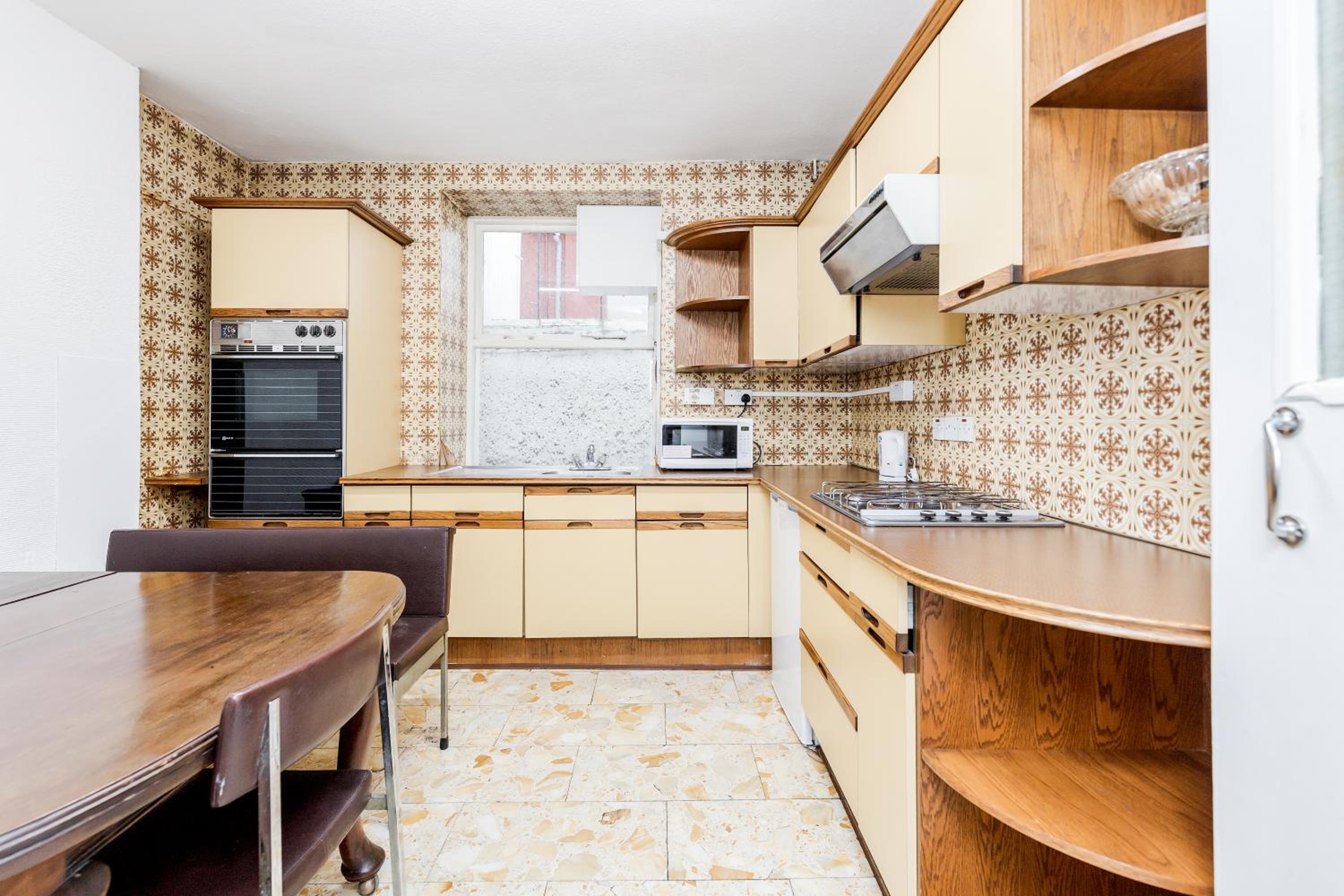 Lower Ground Studio Apartment with private kitchen photo 2