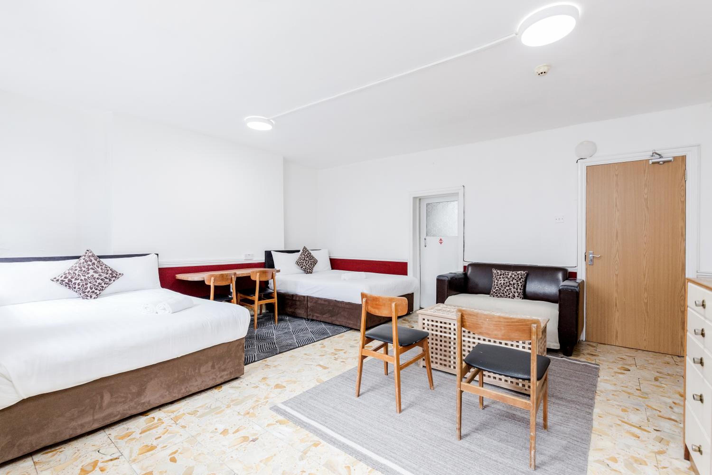 Lower Ground Studio Apartment with private kitchen photo 1