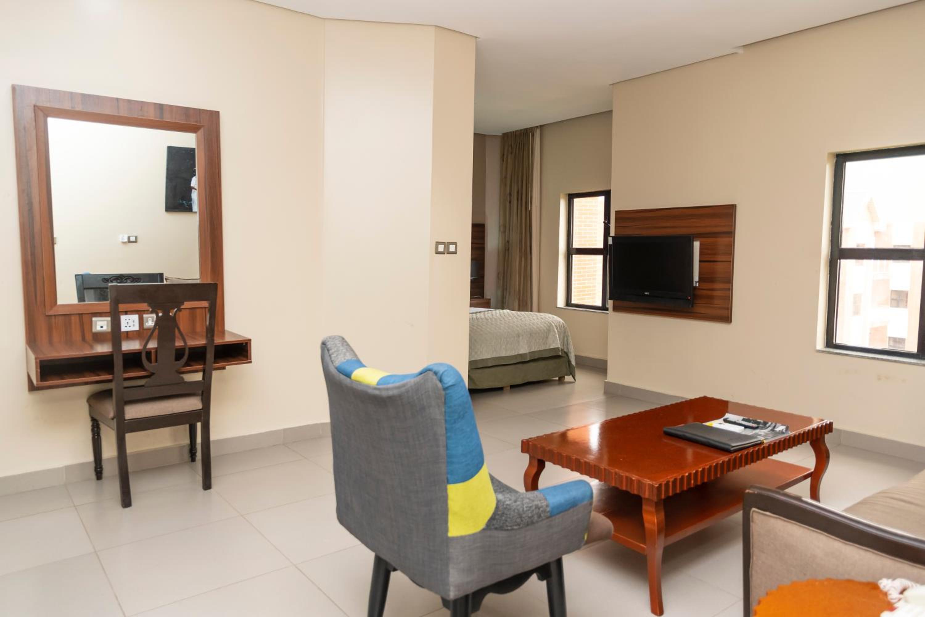 Queen Suite - Non-Smoking - Photo 2