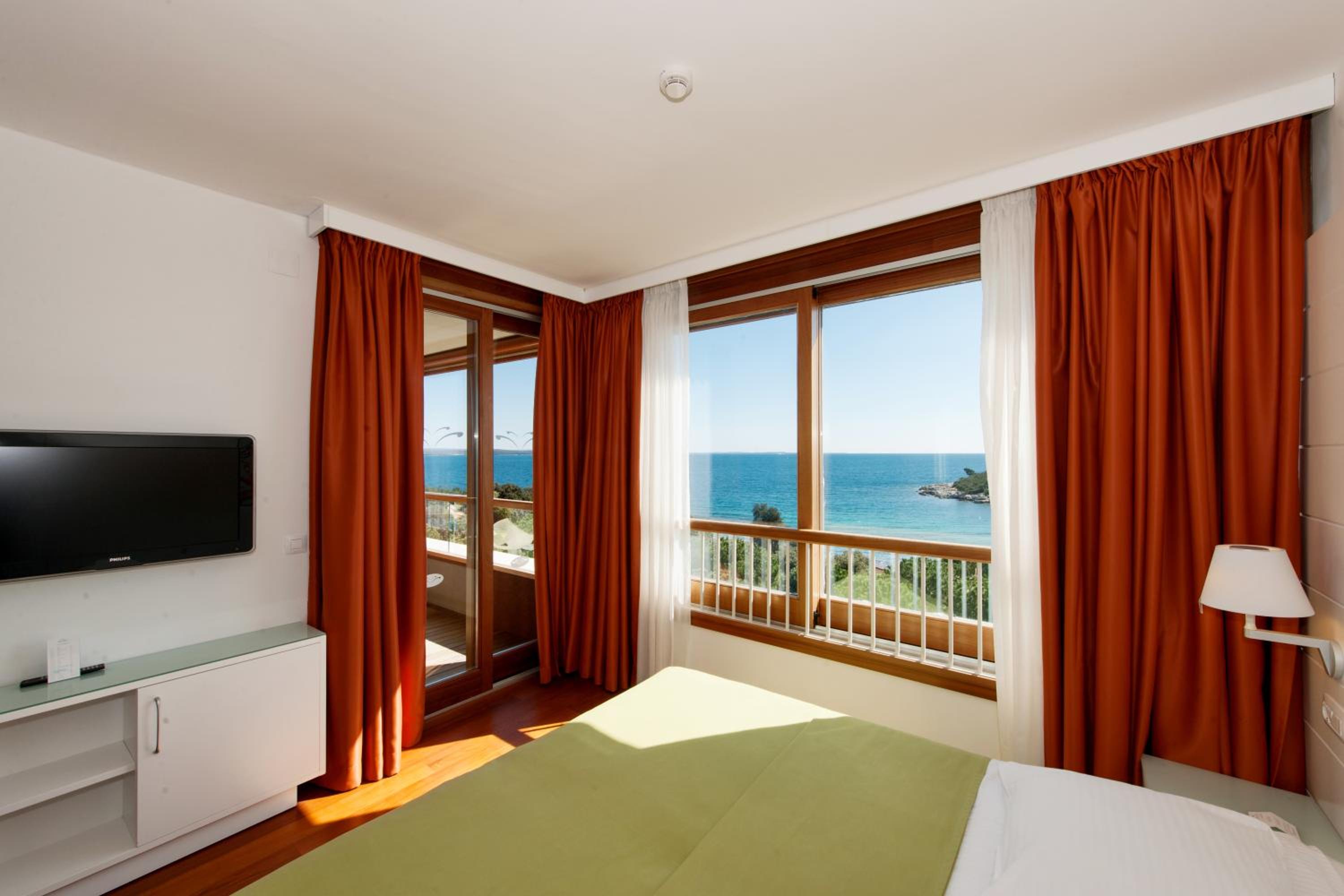 Premium Sea View Suite with Balcony - Photo 3