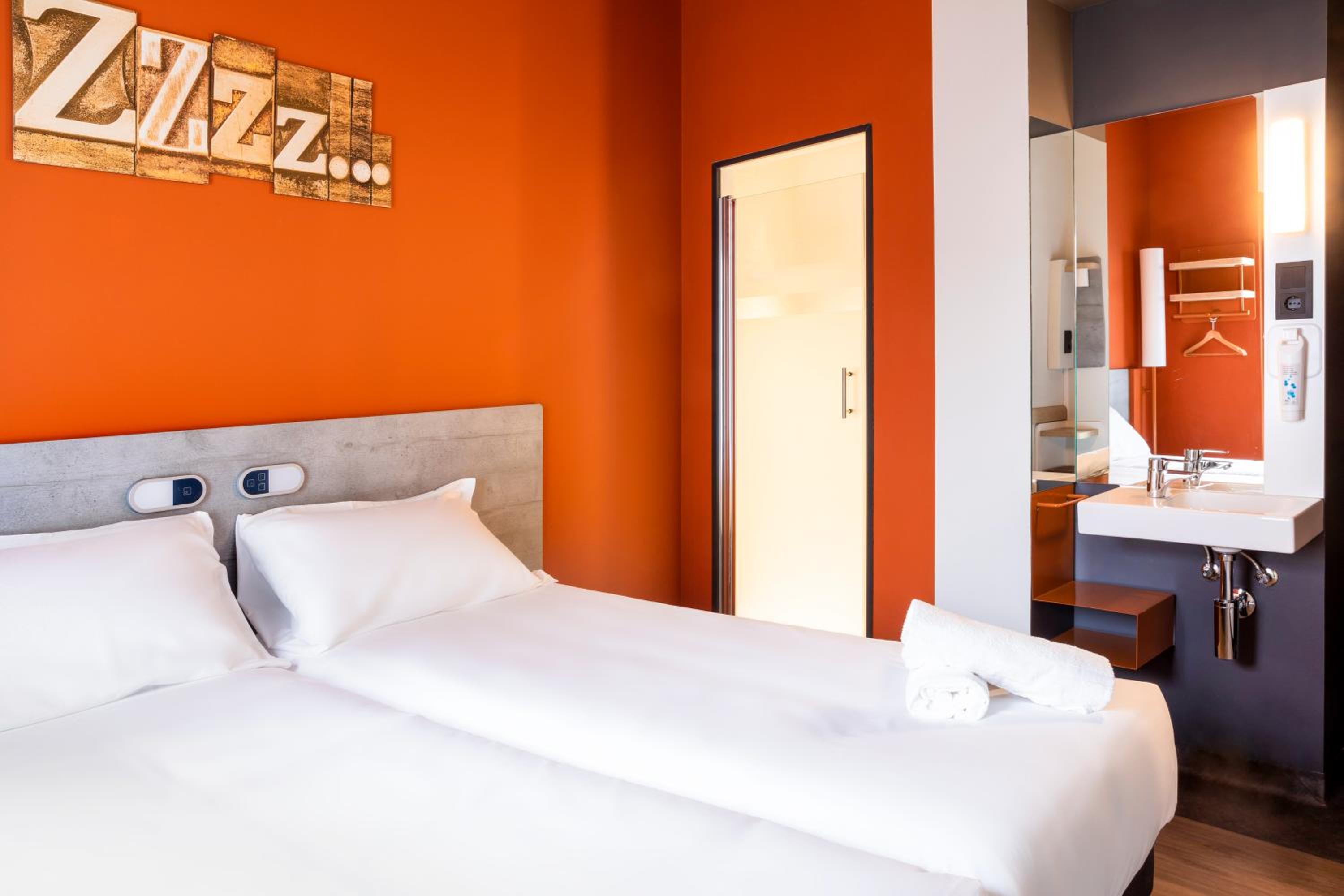 Standard Twin Room - Photo 9