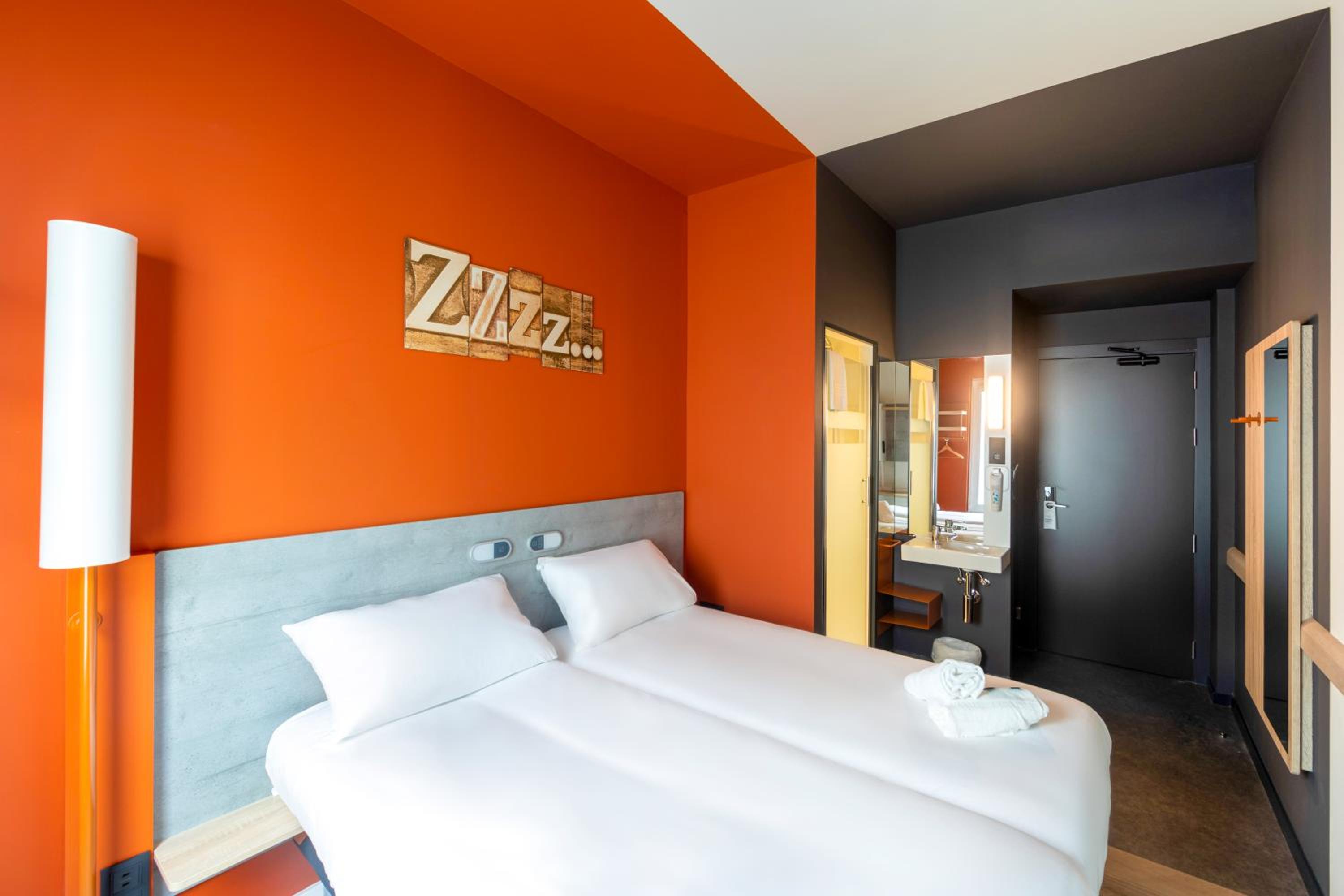 Standard Twin Room - Photo 4